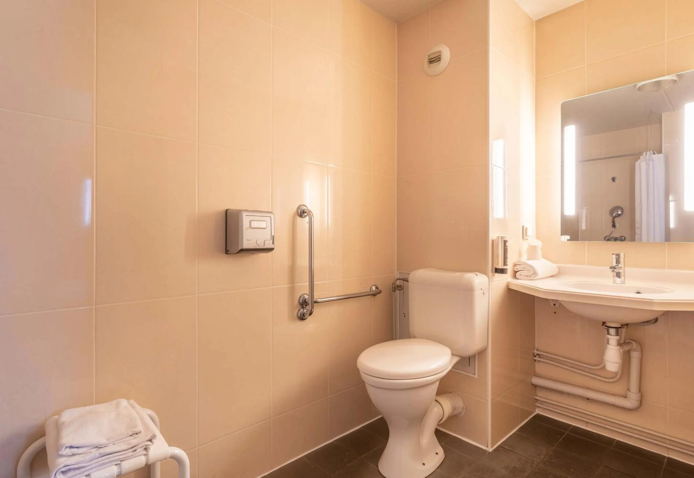 Bathroom in B&B HOTEL Toulon La Seyne sur Mer