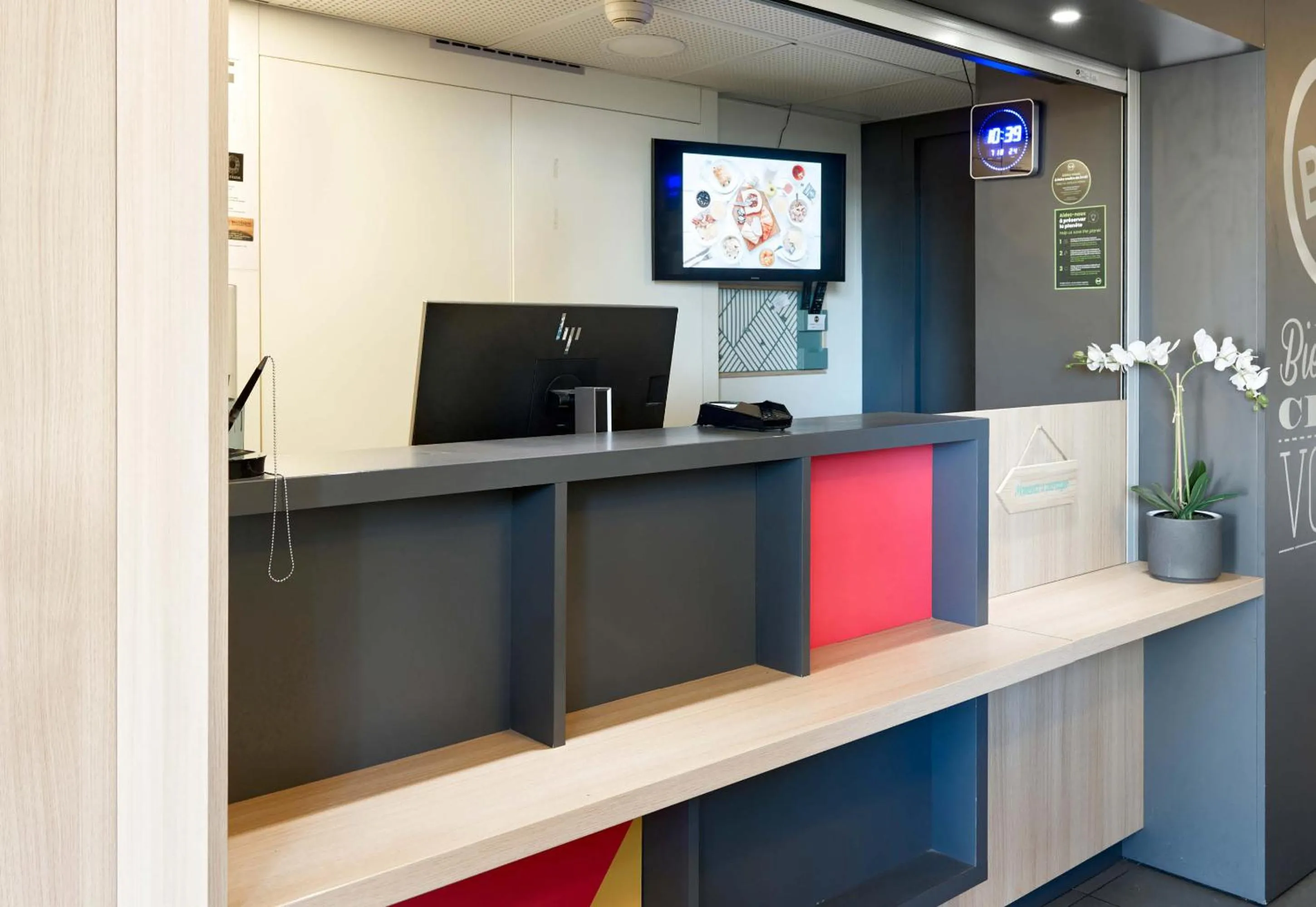 Lobby or reception in B&B HOTEL Corbeil-Essonnes