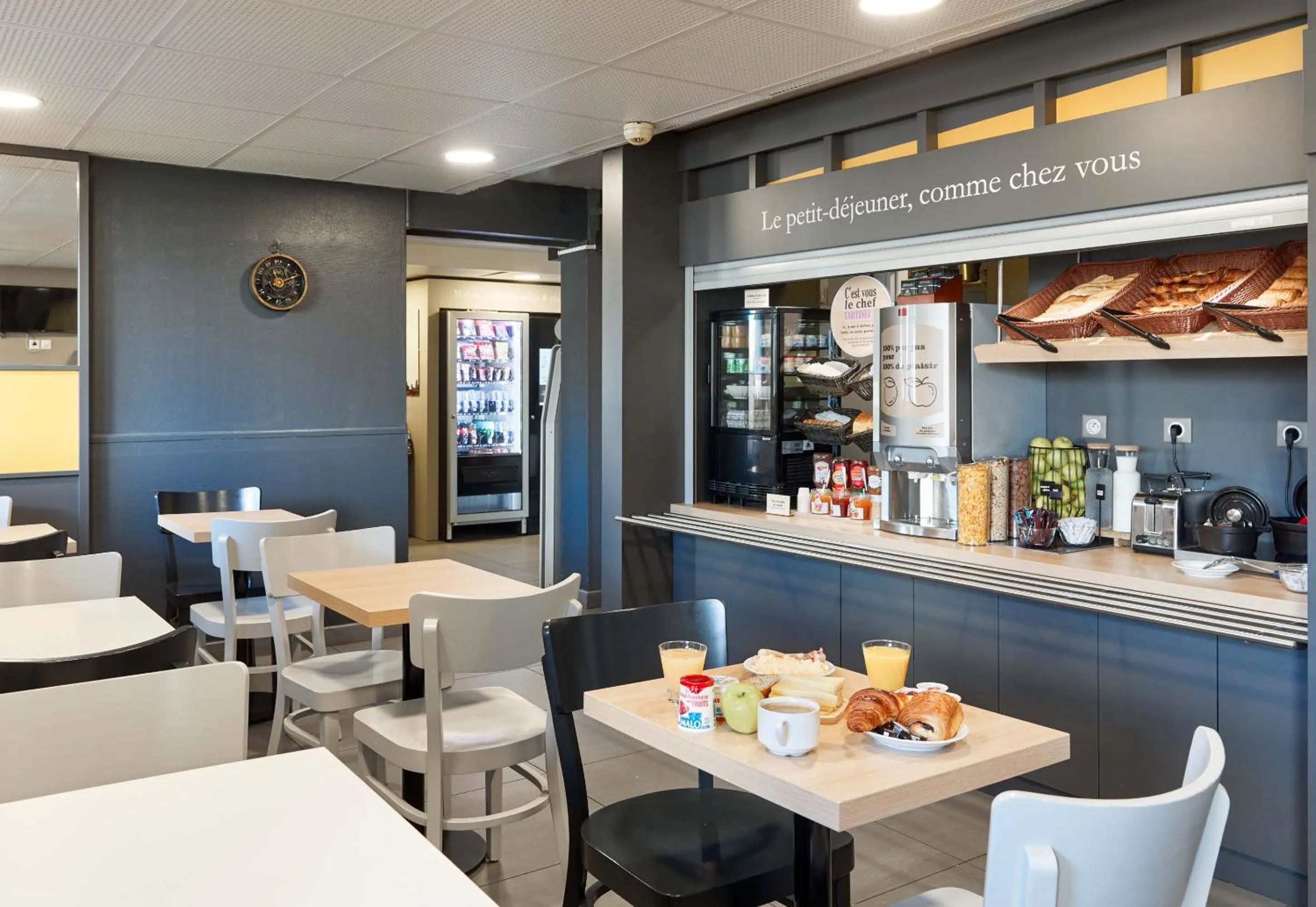 Restaurant/places to eat in B&B HOTEL Corbeil-Essonnes