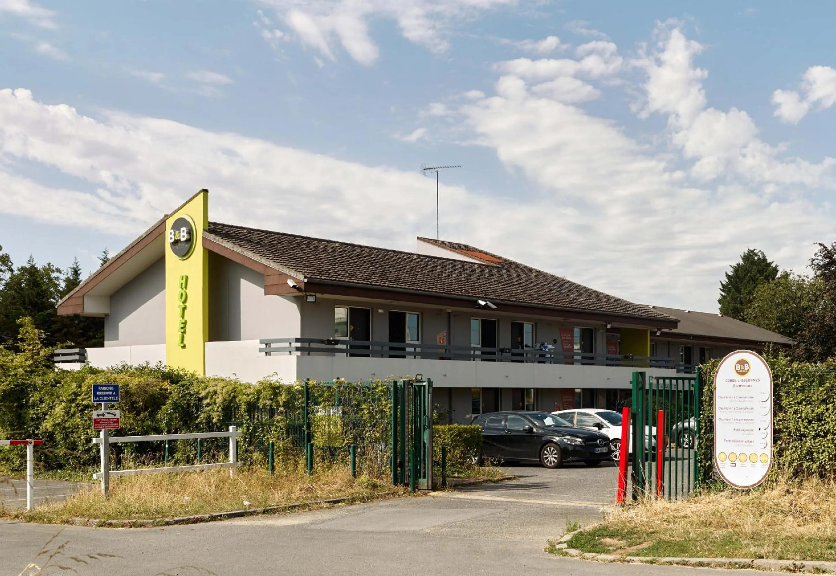 Property building in B&B HOTEL Corbeil-Essonnes