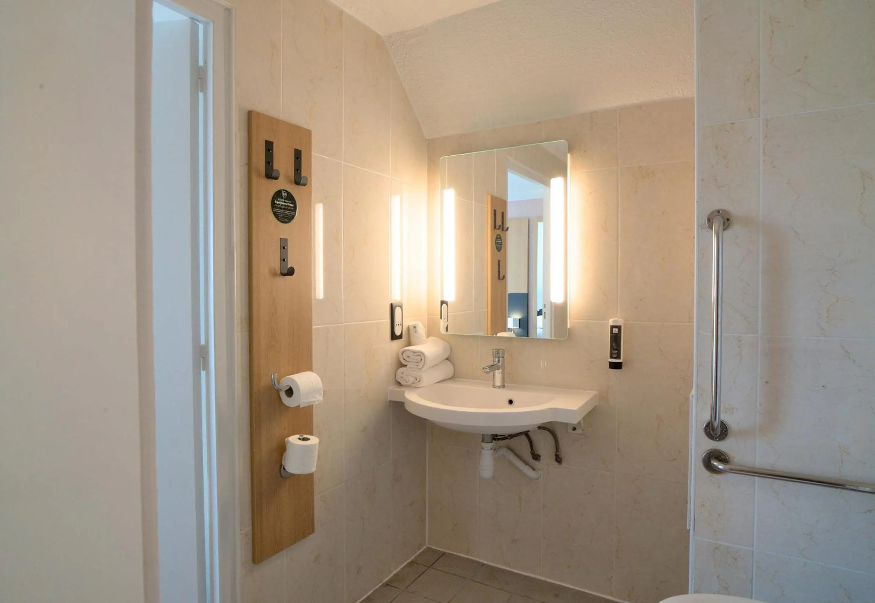 Bathroom in B&B HOTEL Dreux Centre