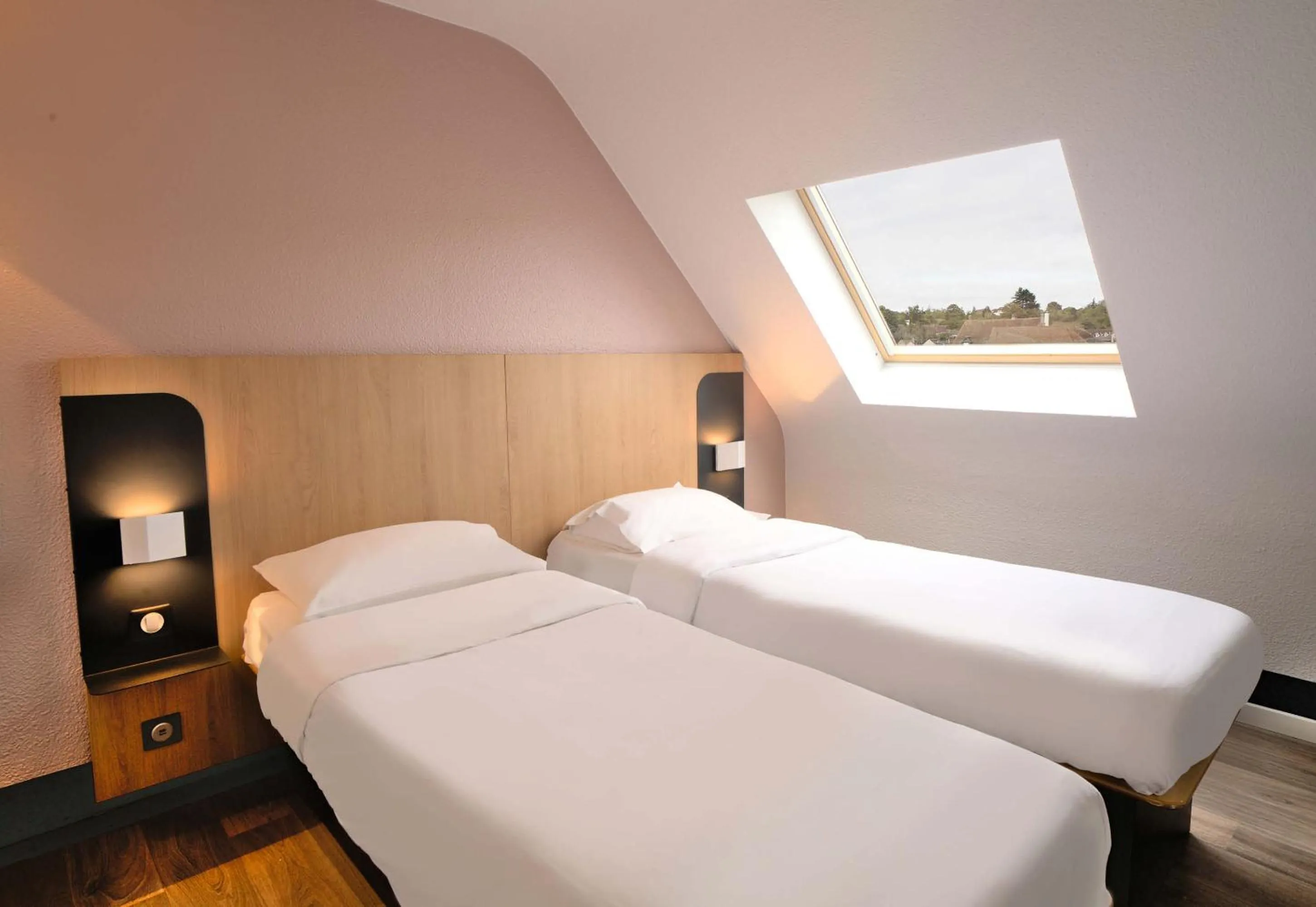 Bed in B&B HOTEL Dreux Centre