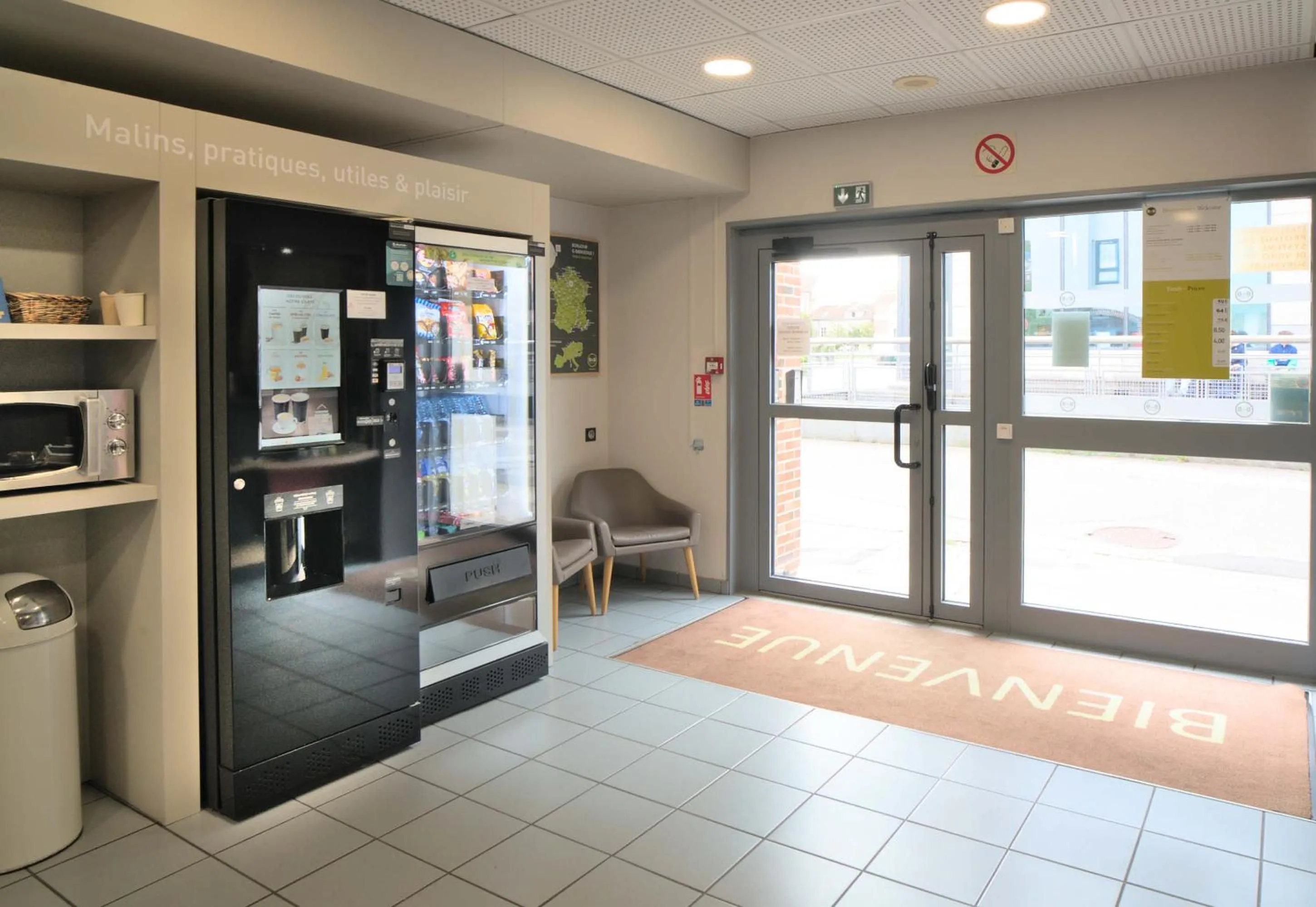 Lobby or reception in B&B HOTEL Dreux Centre