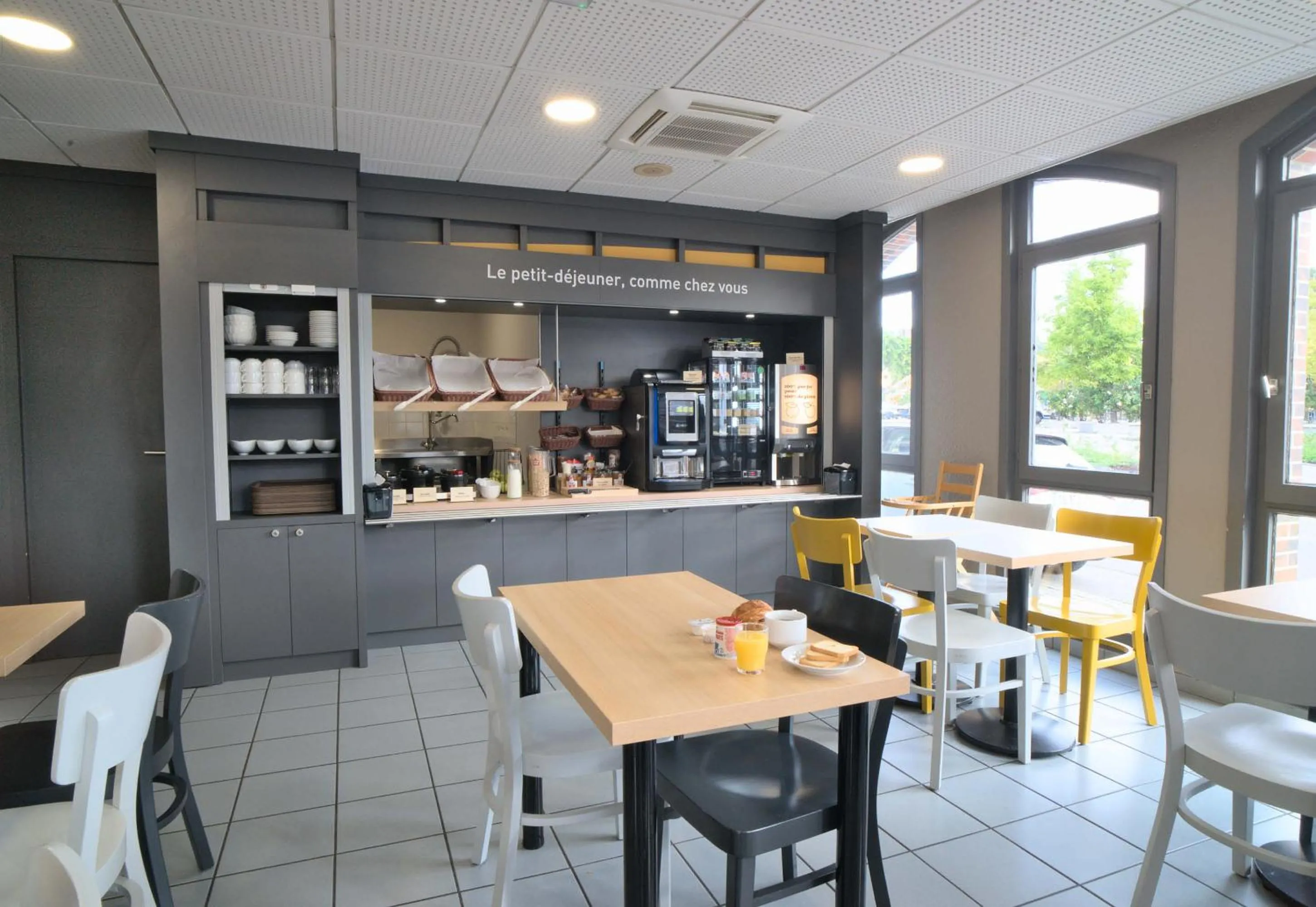 Breakfast in B&B HOTEL Dreux Centre