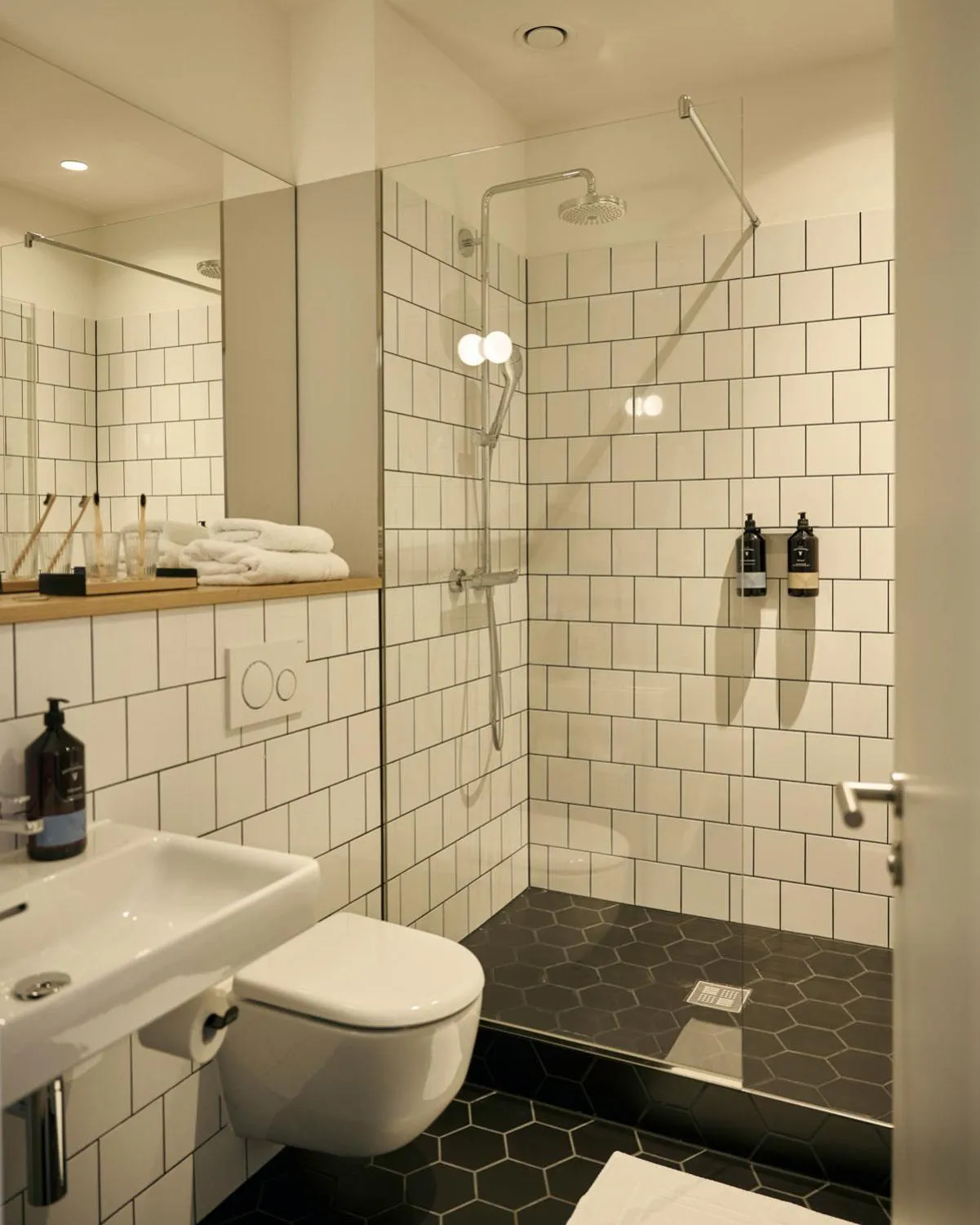 Shower in Melter Hotel & Apartments - a Neighborhood Hotel