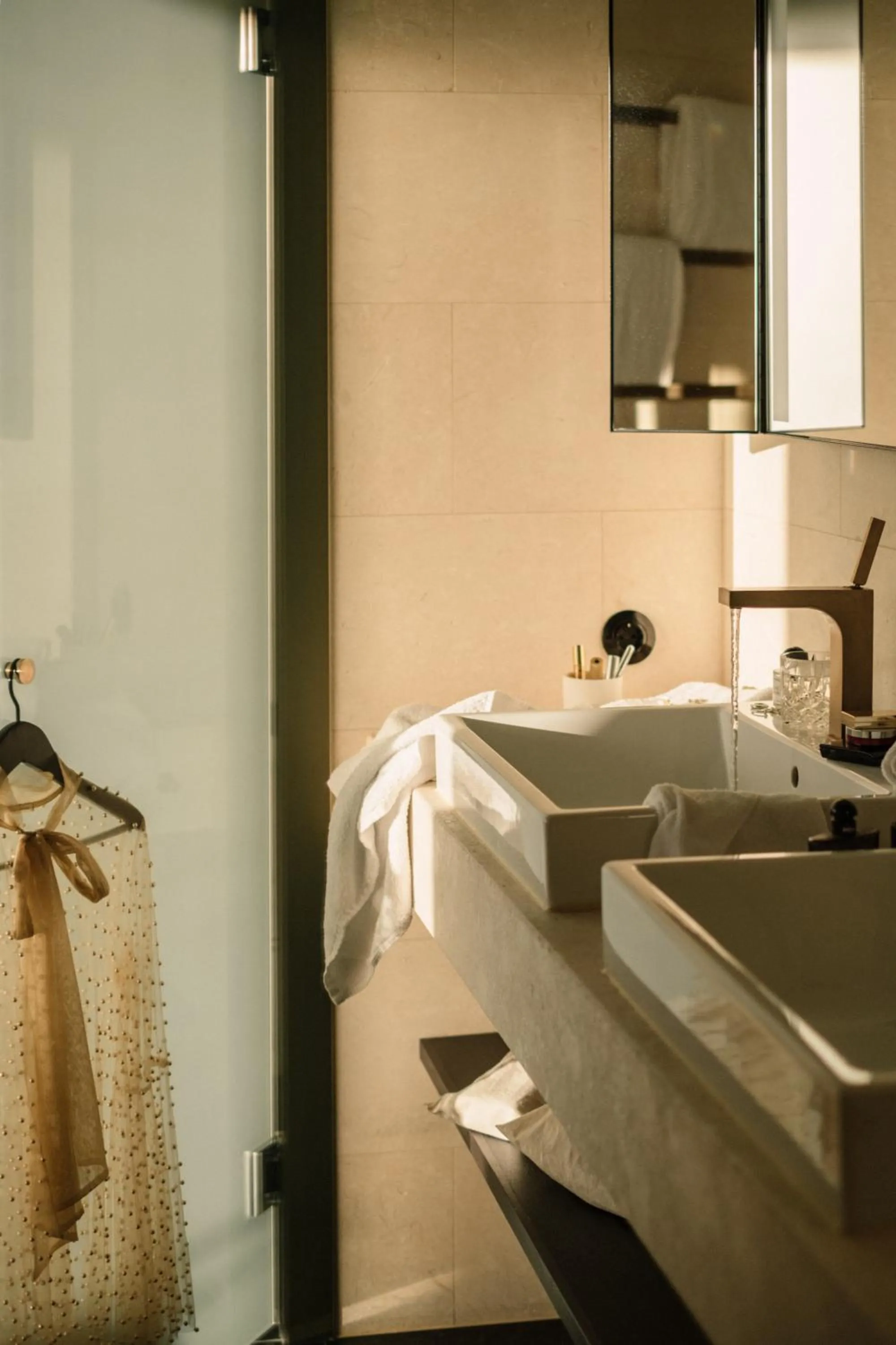 Bathroom, Bed in At Six