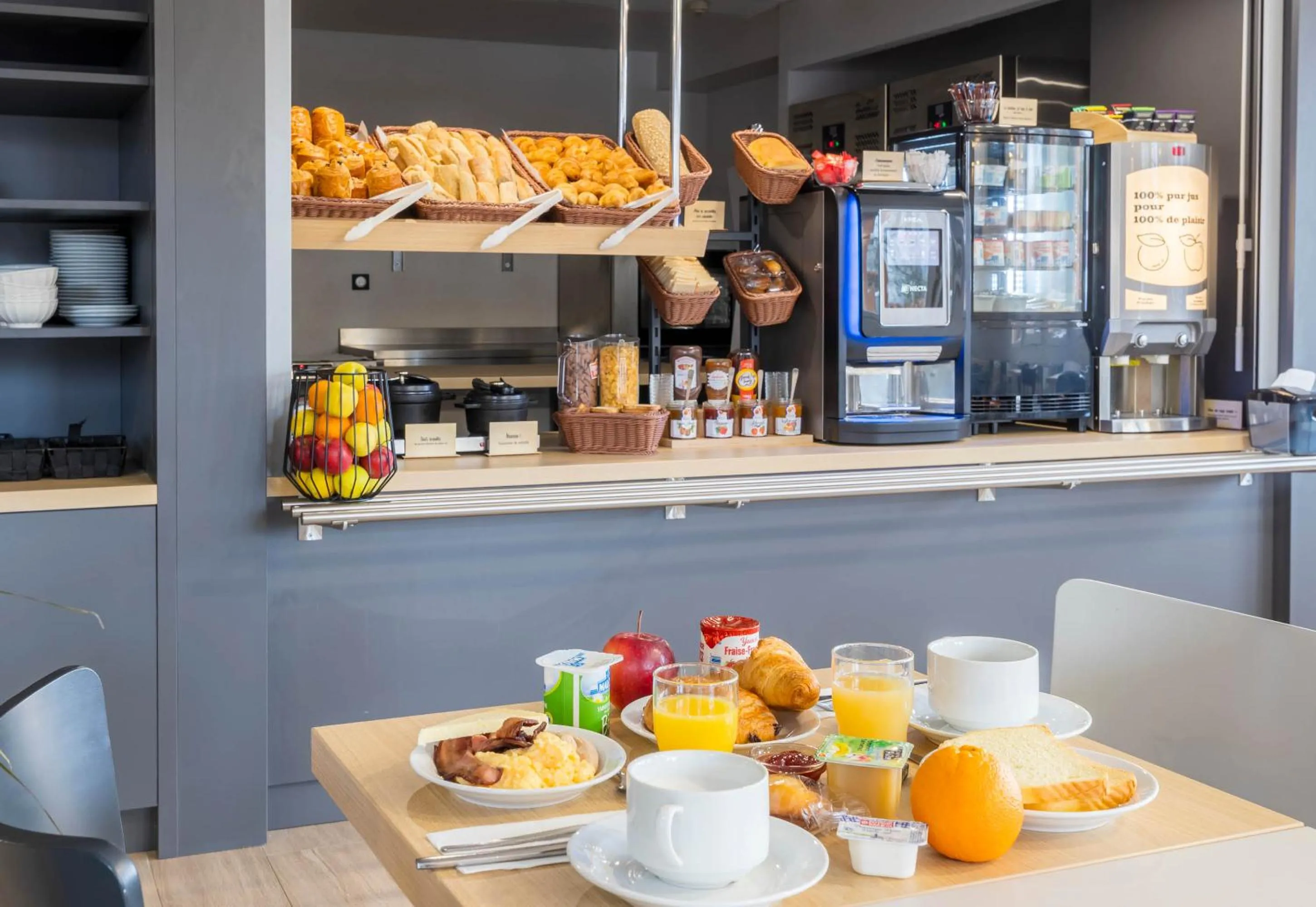 Buffet breakfast in B&B HOTEL Auxerre Monéteau