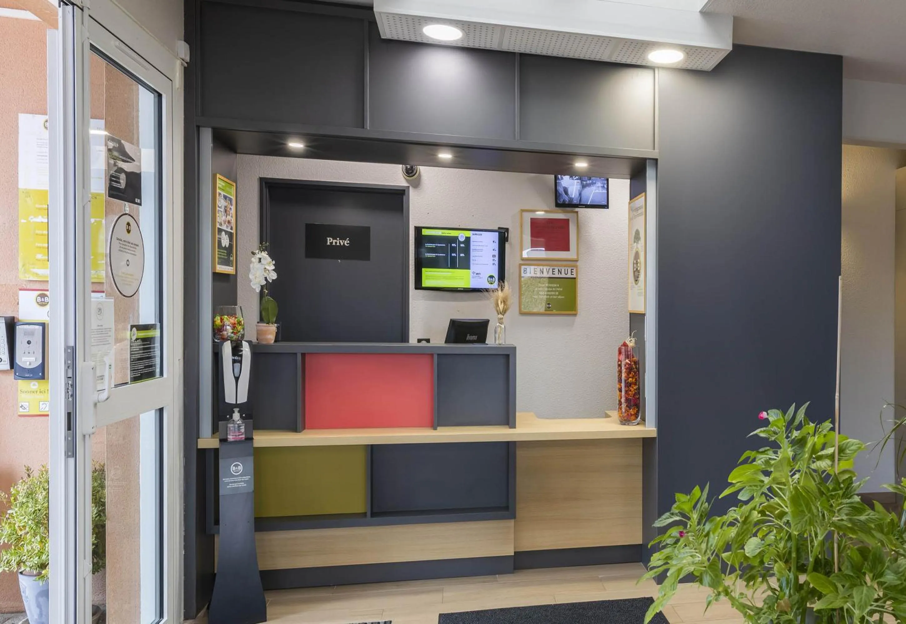 Lobby or reception in B&B HOTEL Auxerre Monéteau