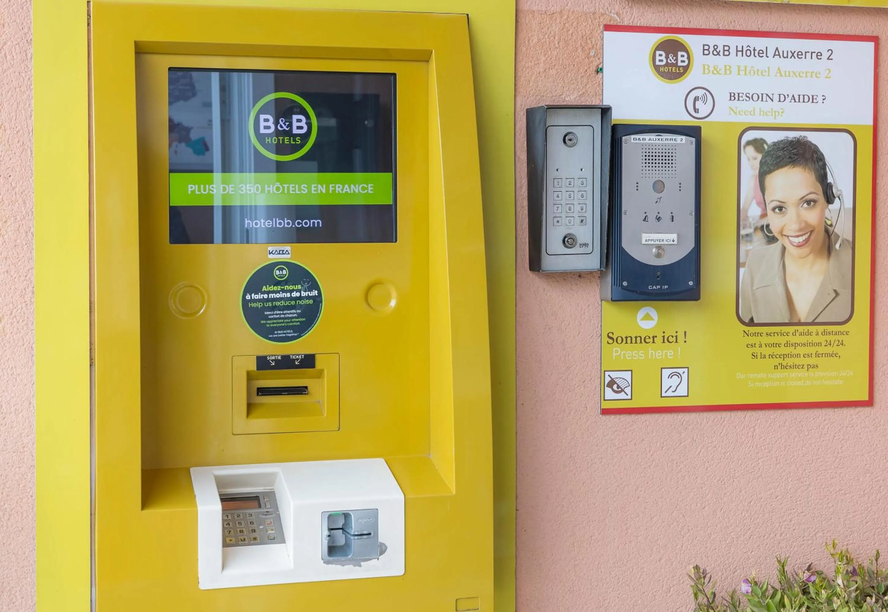Facade/entrance in B&B HOTEL Auxerre Monéteau