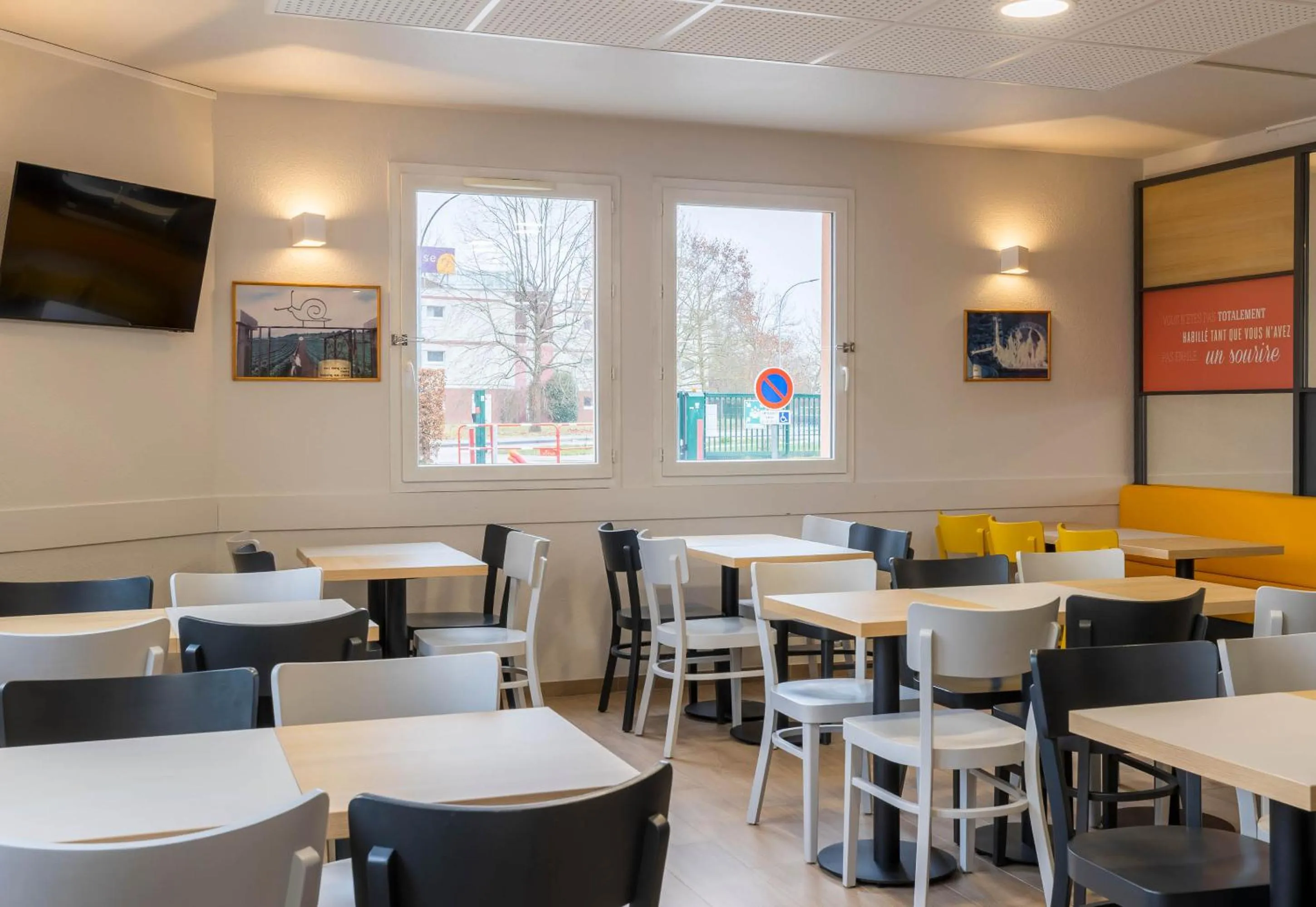 Restaurant/places to eat in B&B HOTEL Auxerre Monéteau