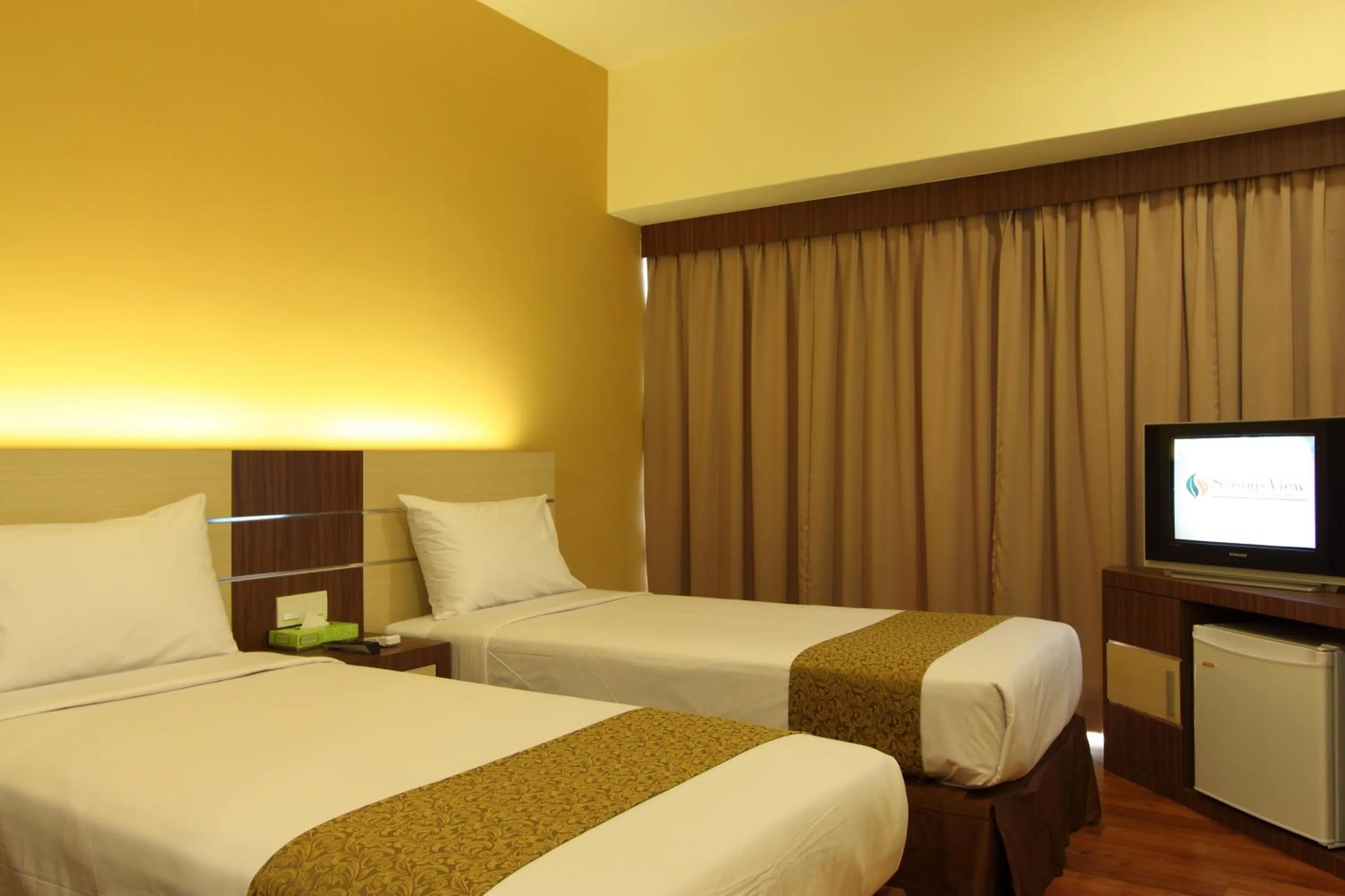 Bed in Seasons View Hotel