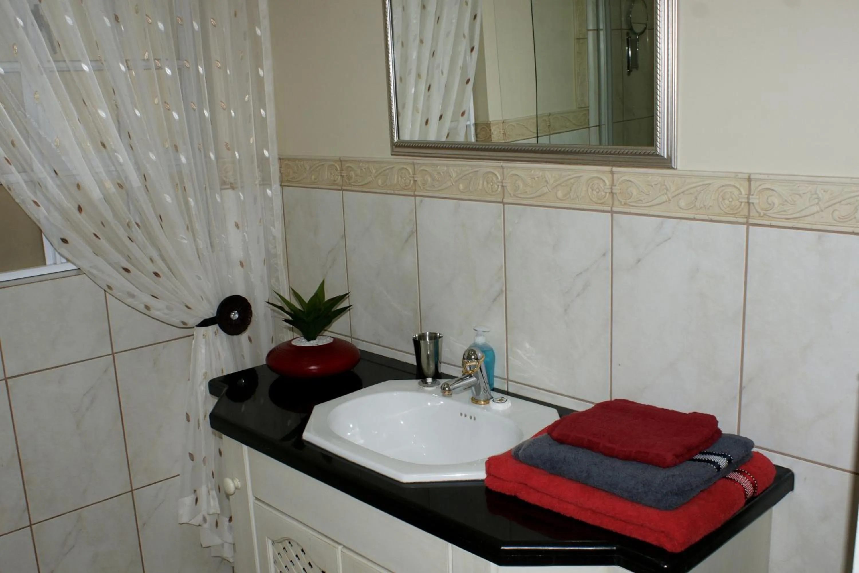 Shower in Jolani Guest House