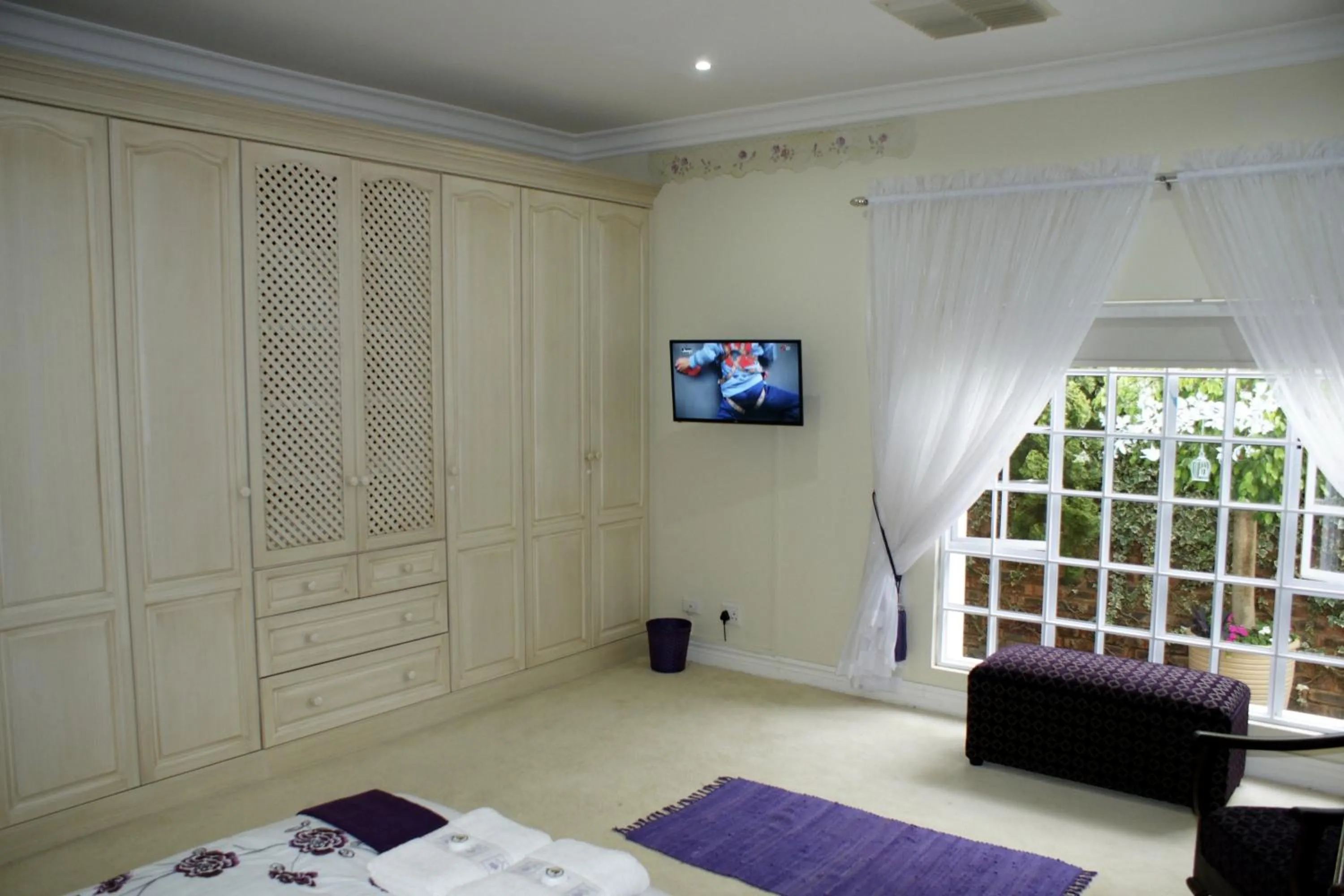Shower, Bed in Jolani Guest House