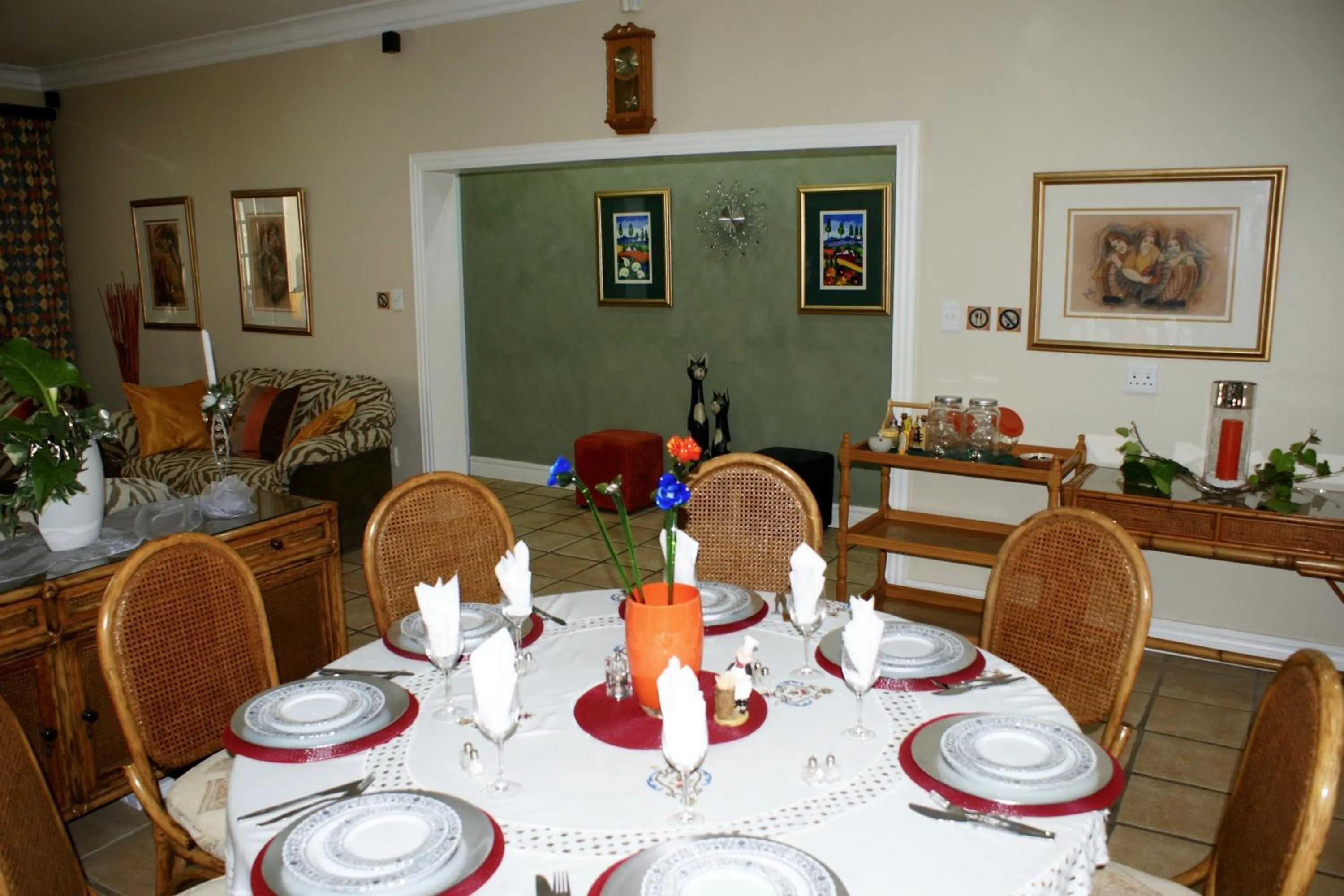 Restaurant/places to eat in Jolani Guest House