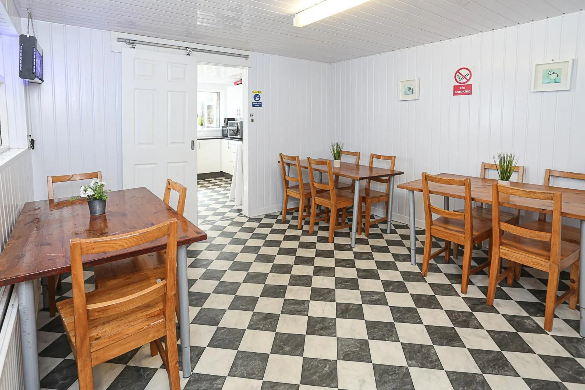 Kitchen or kitchenette in OYO Queens Quarter