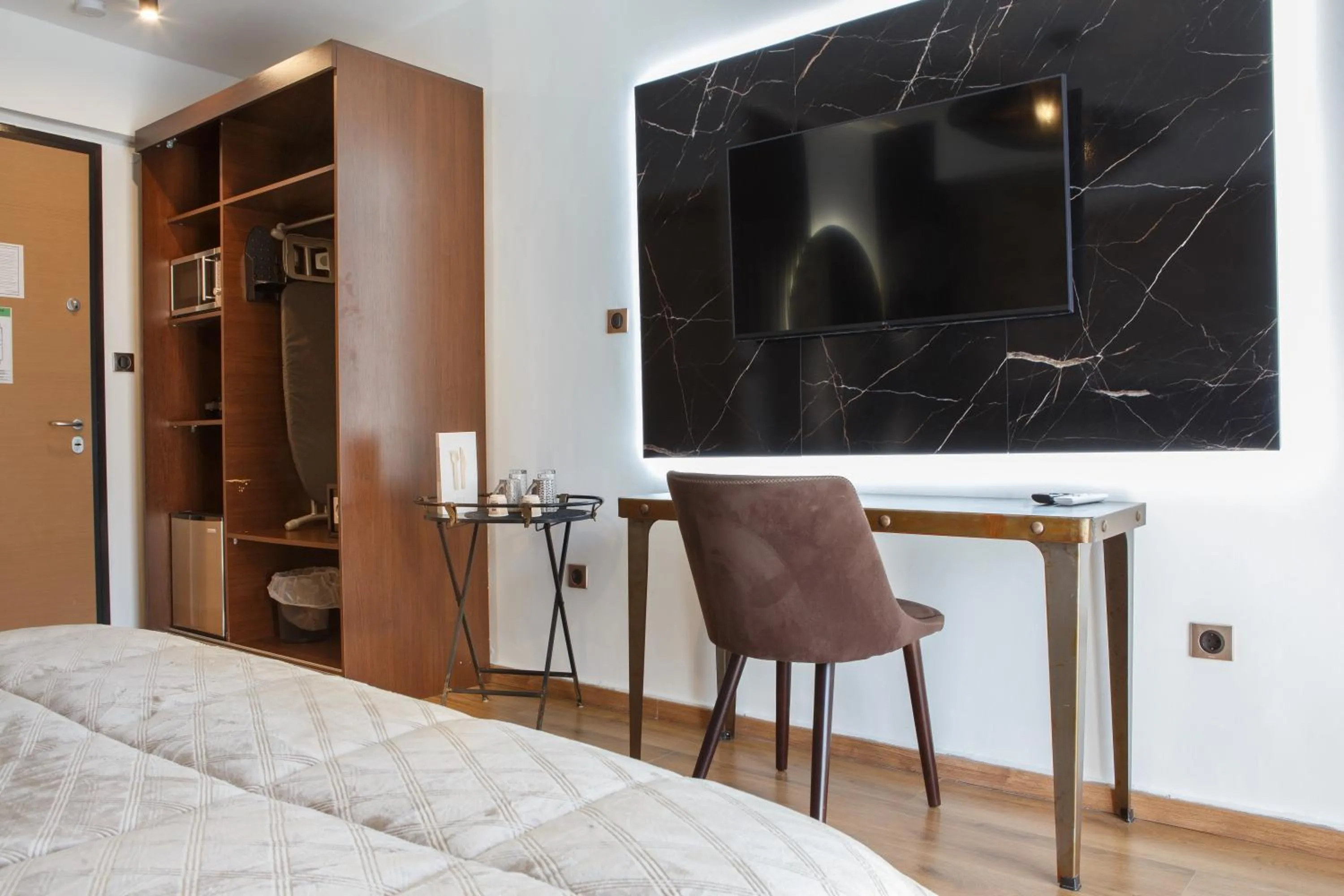 TV and multimedia, Bed in Limani Comfort Rooms