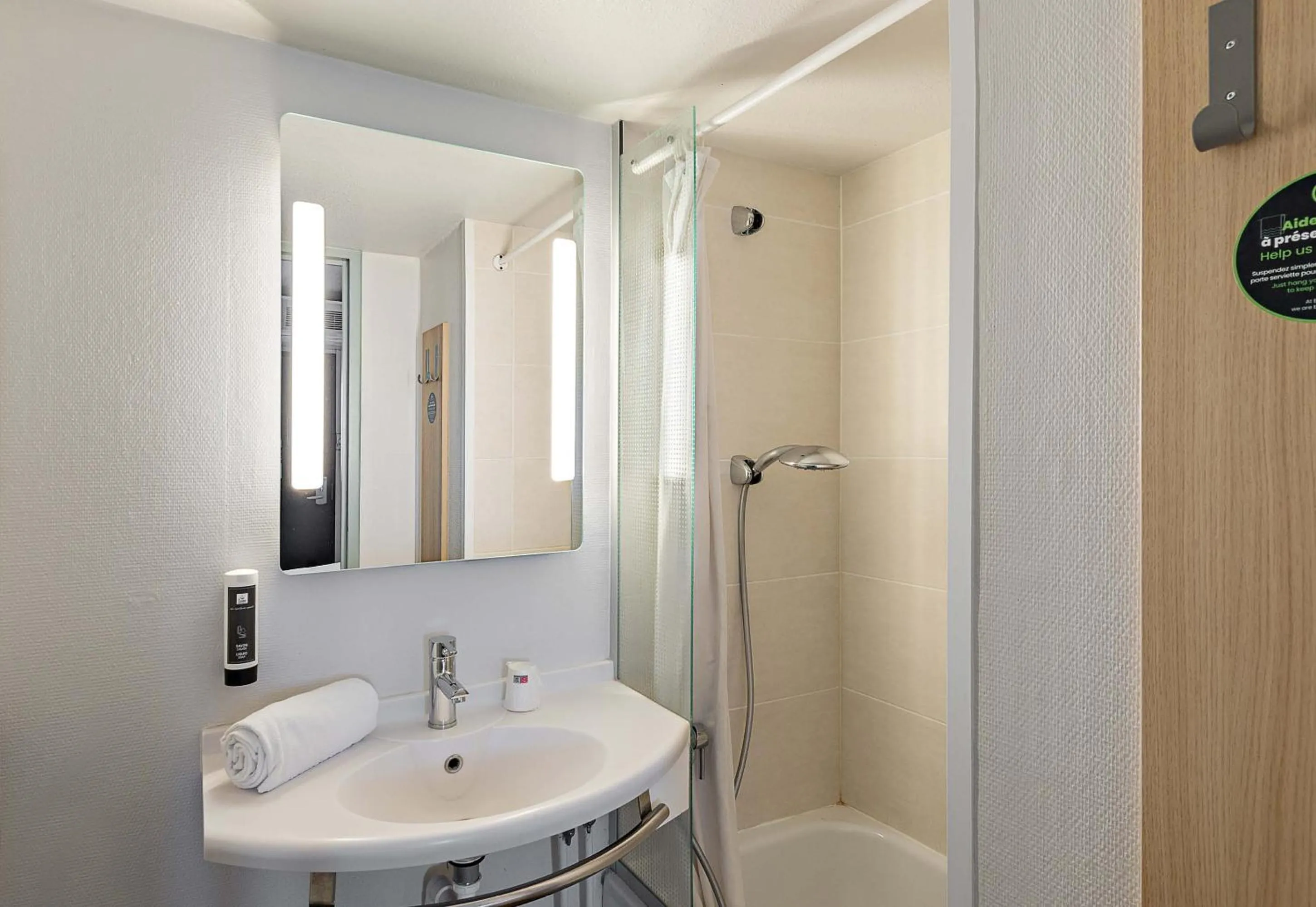 Bathroom in B&B HOTEL Rouen Parc des Expos Zénith