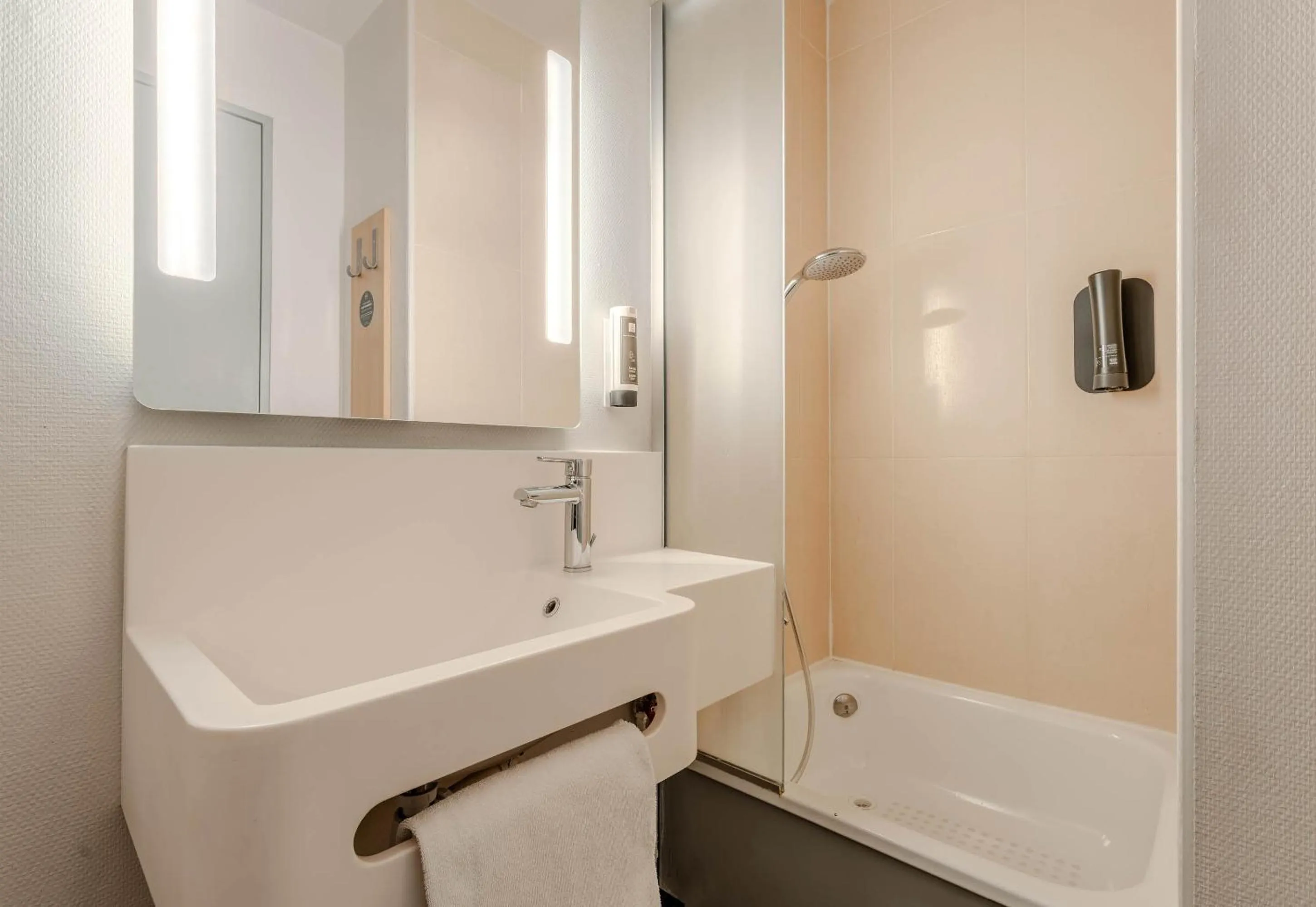 Bathroom in B&B HOTEL Lens Noyelles-Godault