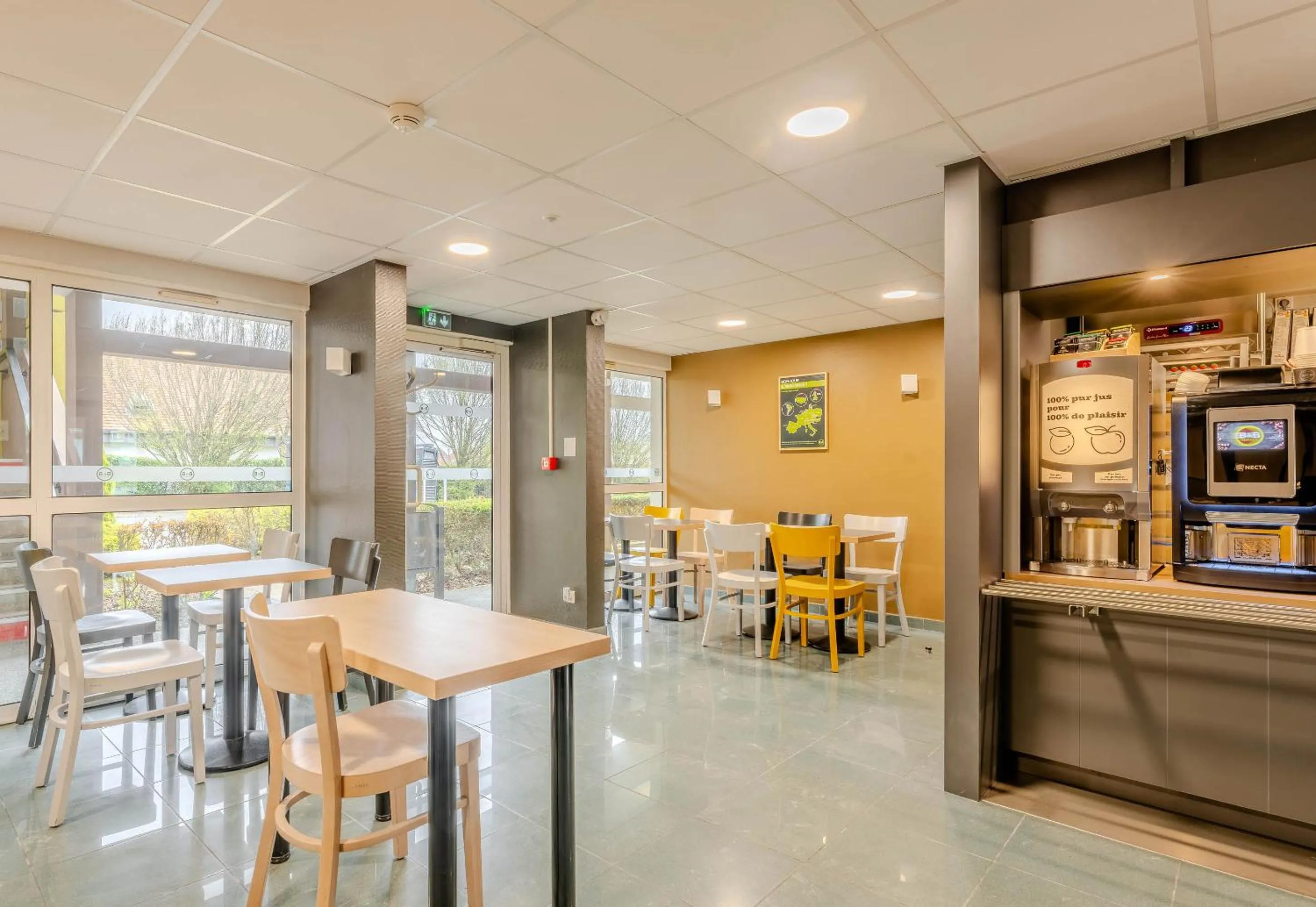 Restaurant/places to eat in B&B HOTEL Lens Noyelles-Godault