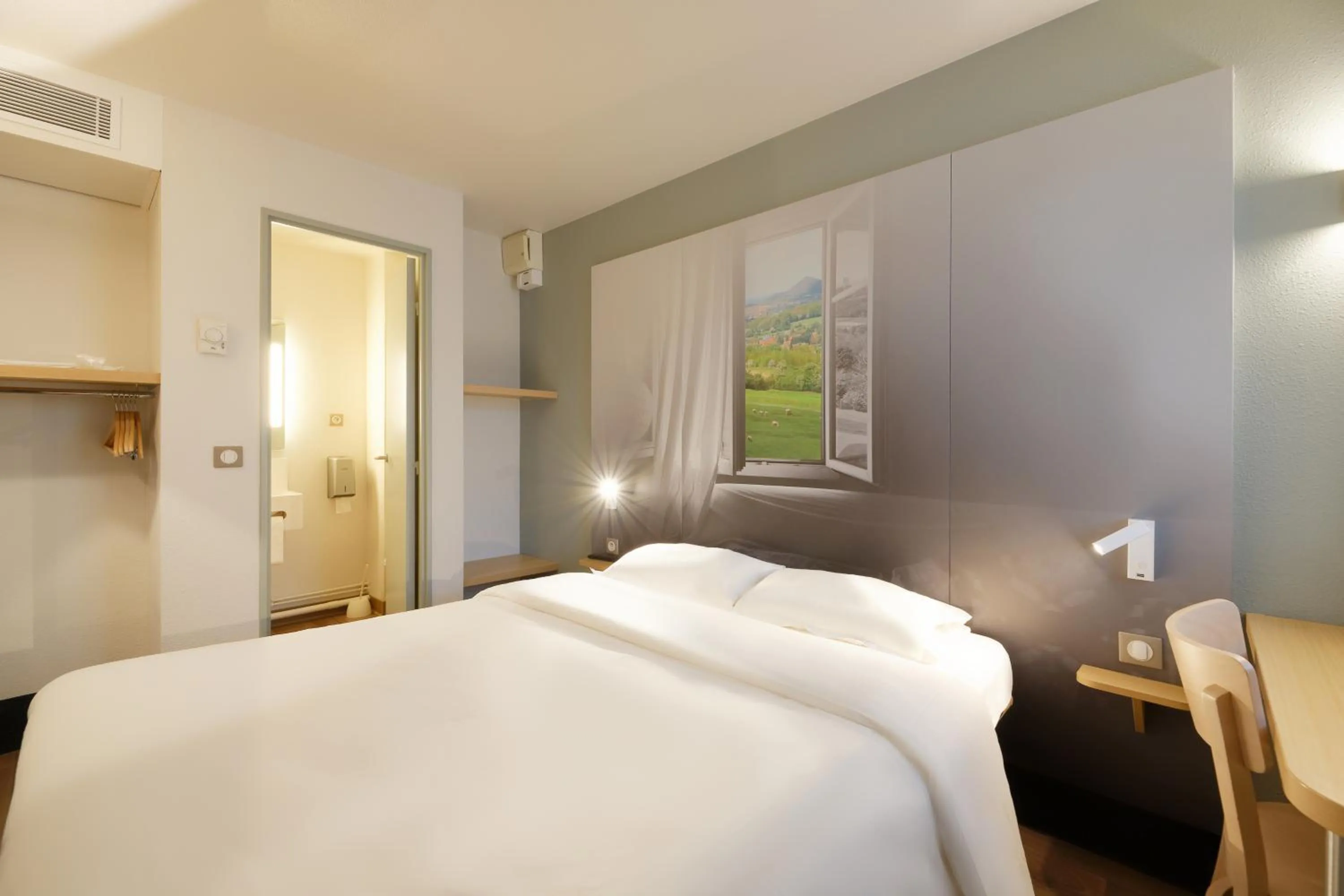 Bedroom, Bed in B&B HOTEL Lens Noyelles-Godault