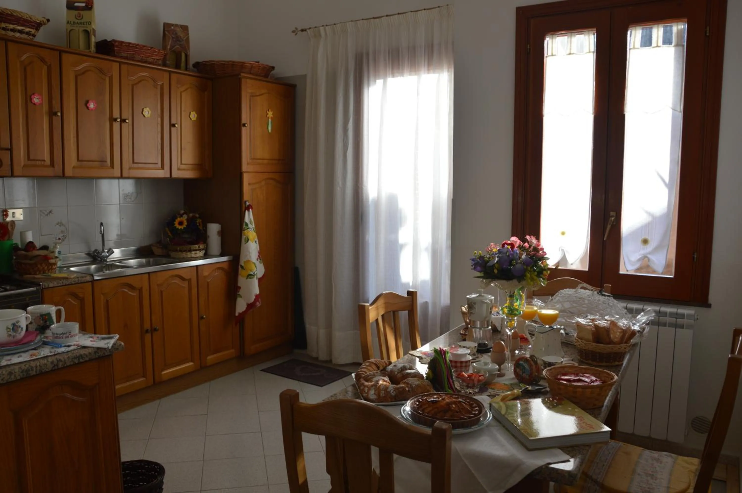 Communal kitchen in B&B Vicolo del Chiostro