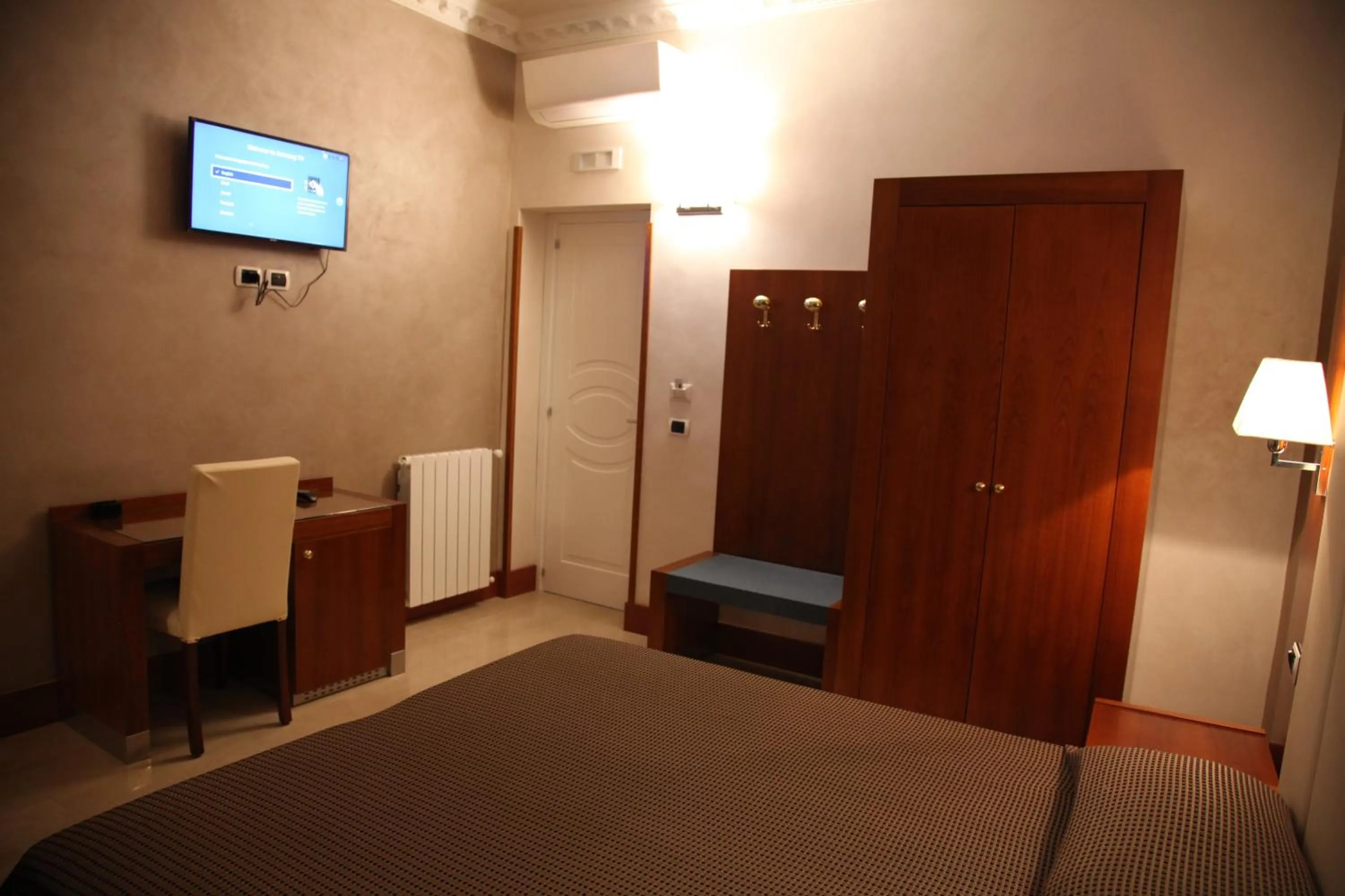 Communal lounge/ TV room, Bed in B&B Federica's House In Rome