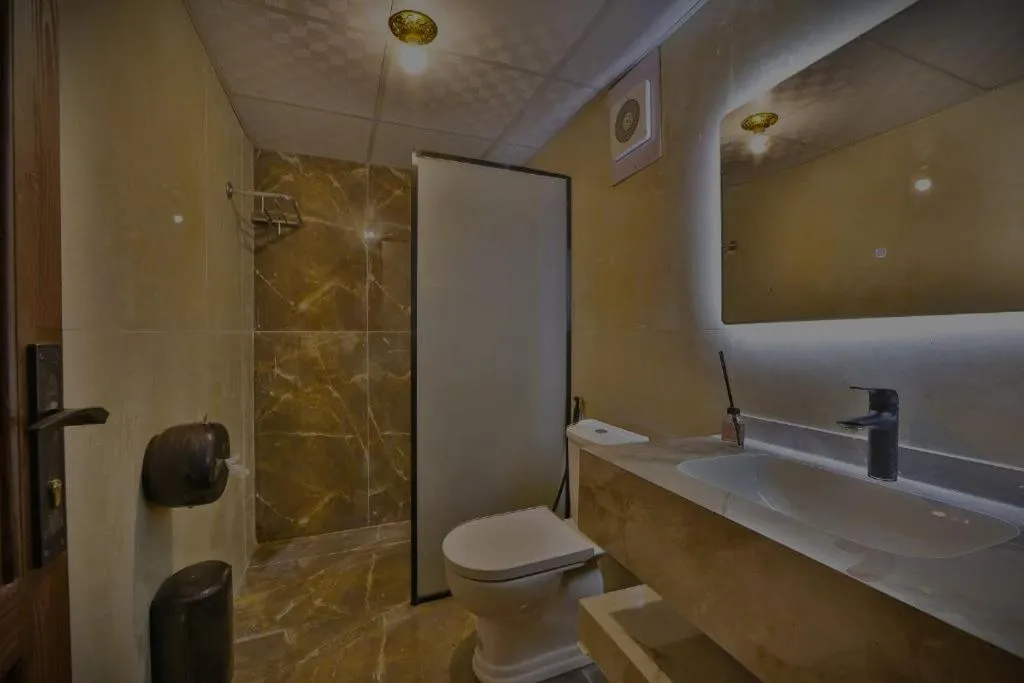 Shower in Hasan Zawaideh luxury camp 2