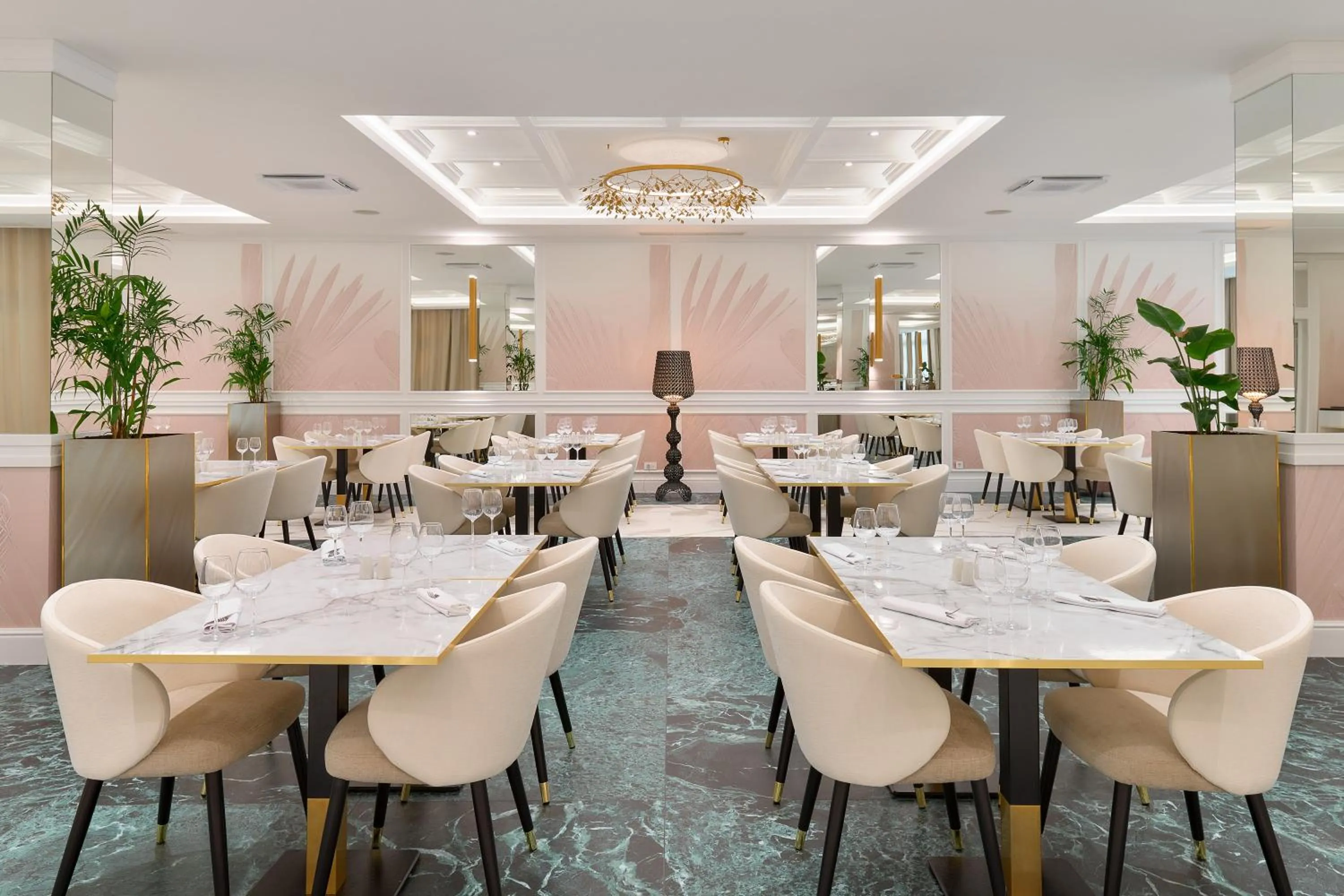 Restaurant/places to eat in Hotel Olympia