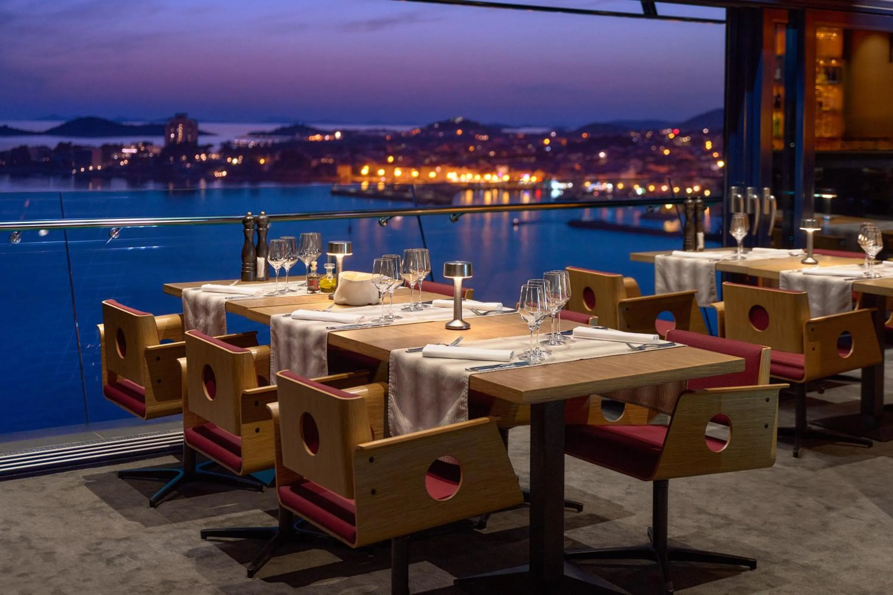 Restaurant/places to eat in Hotel Olympia