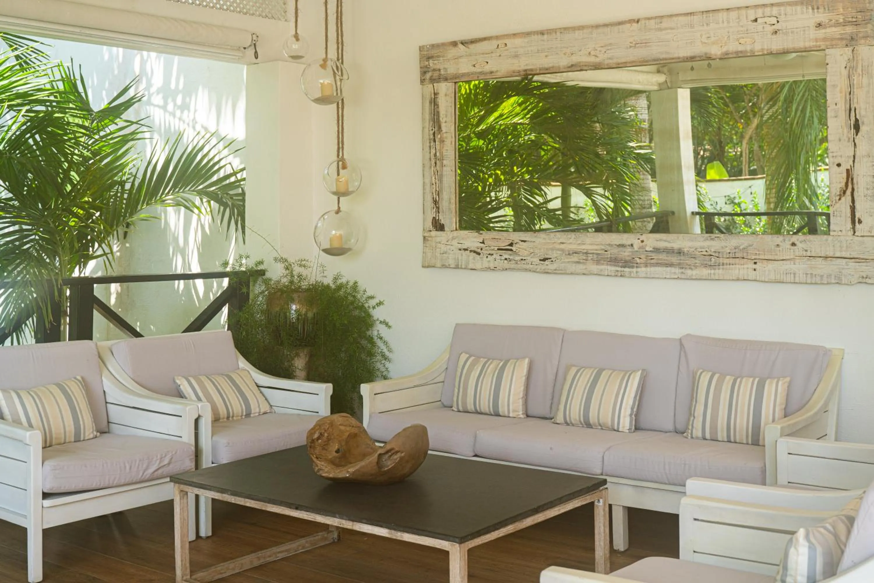 Seating area in Hotel Casa Hemingway