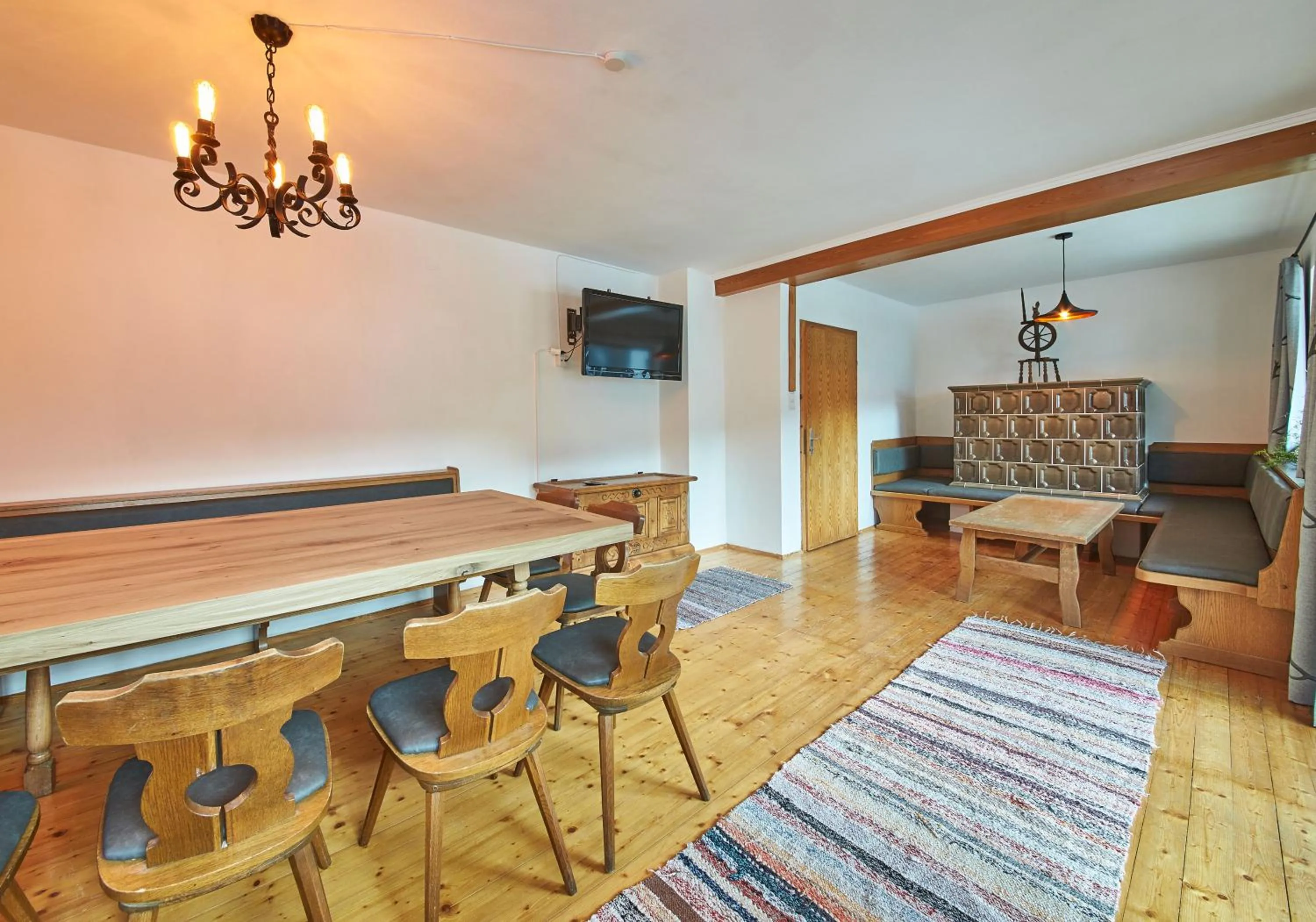 Communal lounge/ TV room in Ferienhaus Oberlengau