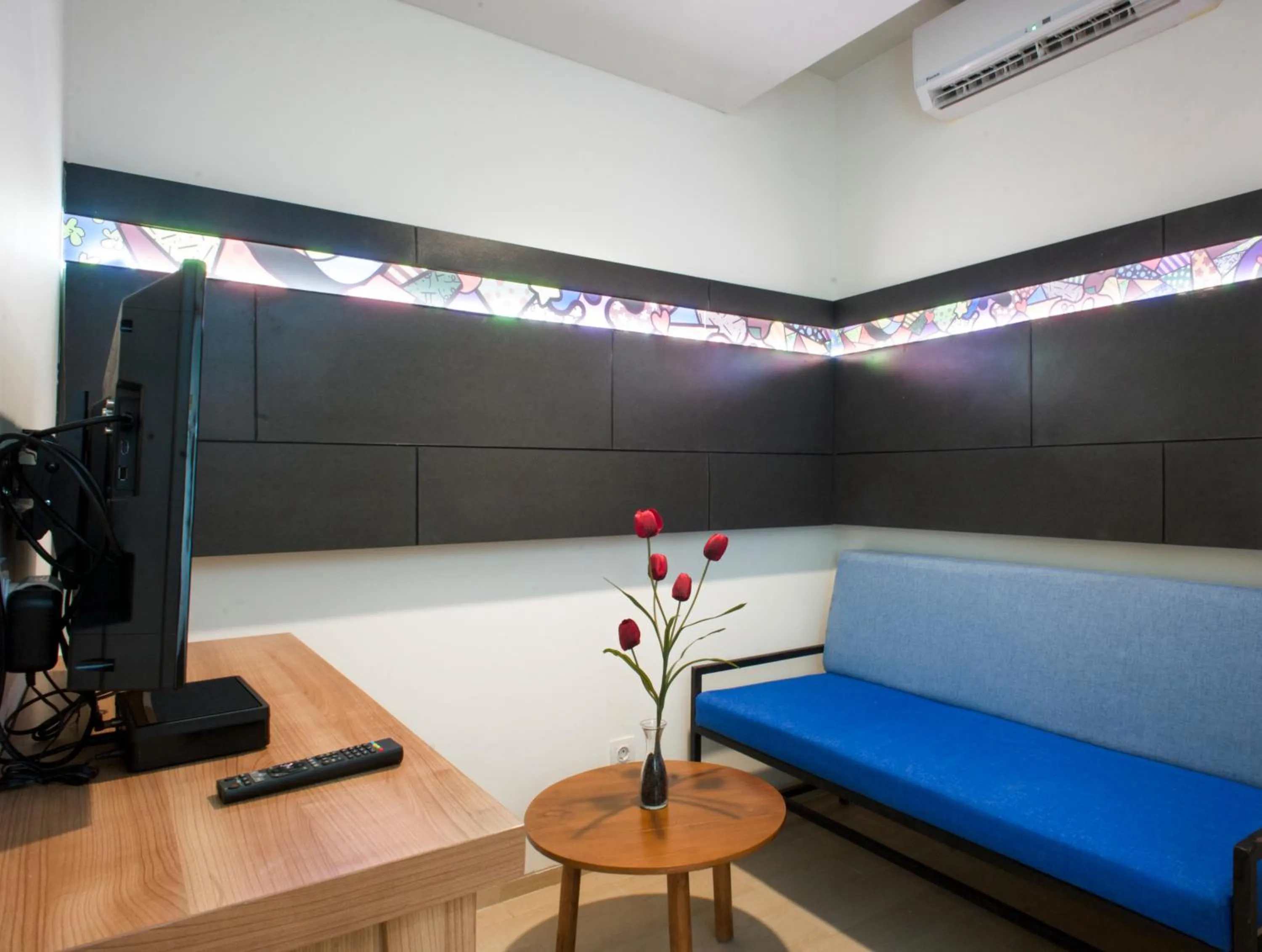 Living room in MaxOneHotels at Dharmahusada Surabaya