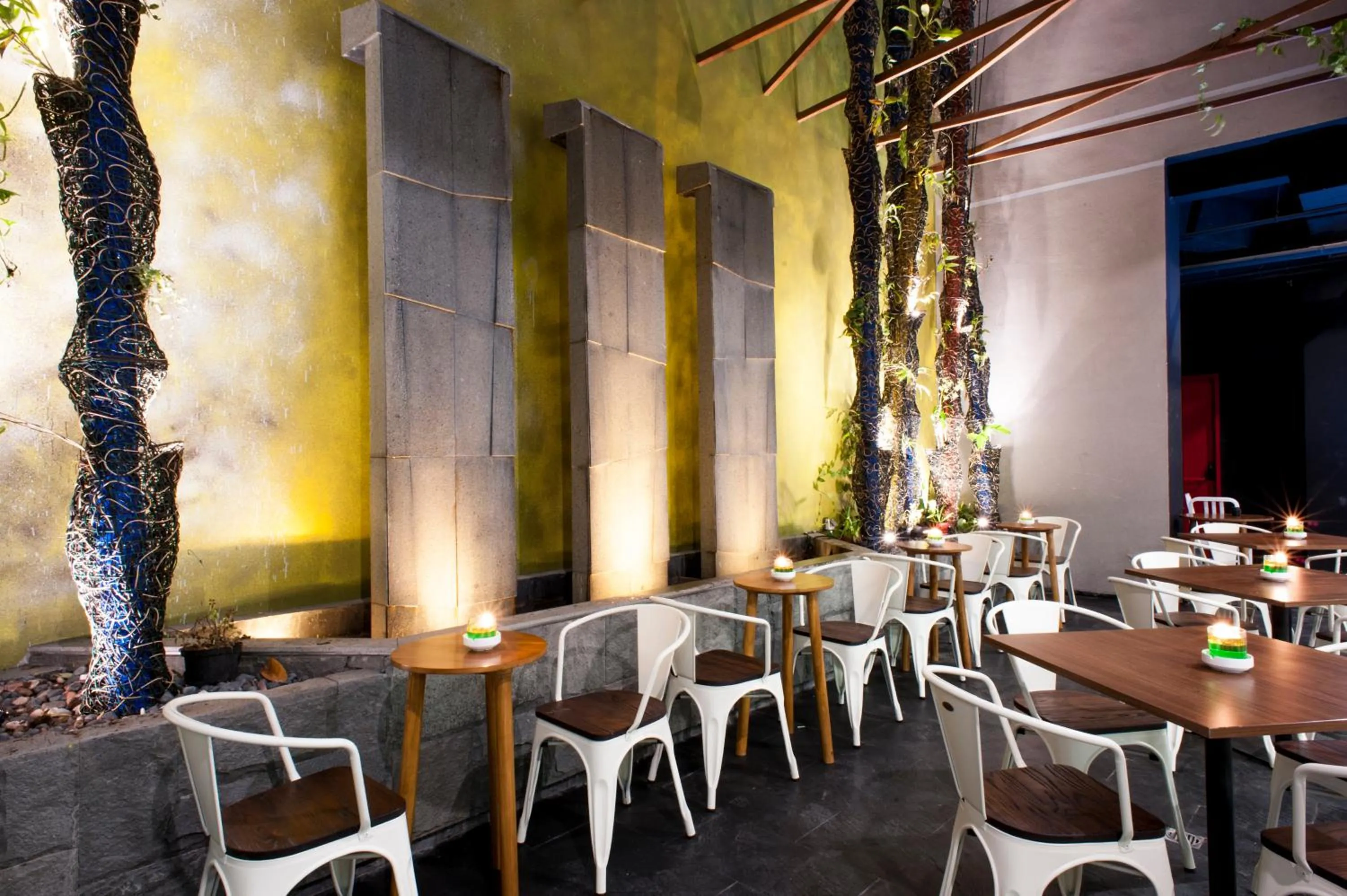 Restaurant/places to eat in MaxOneHotels at Dharmahusada Surabaya