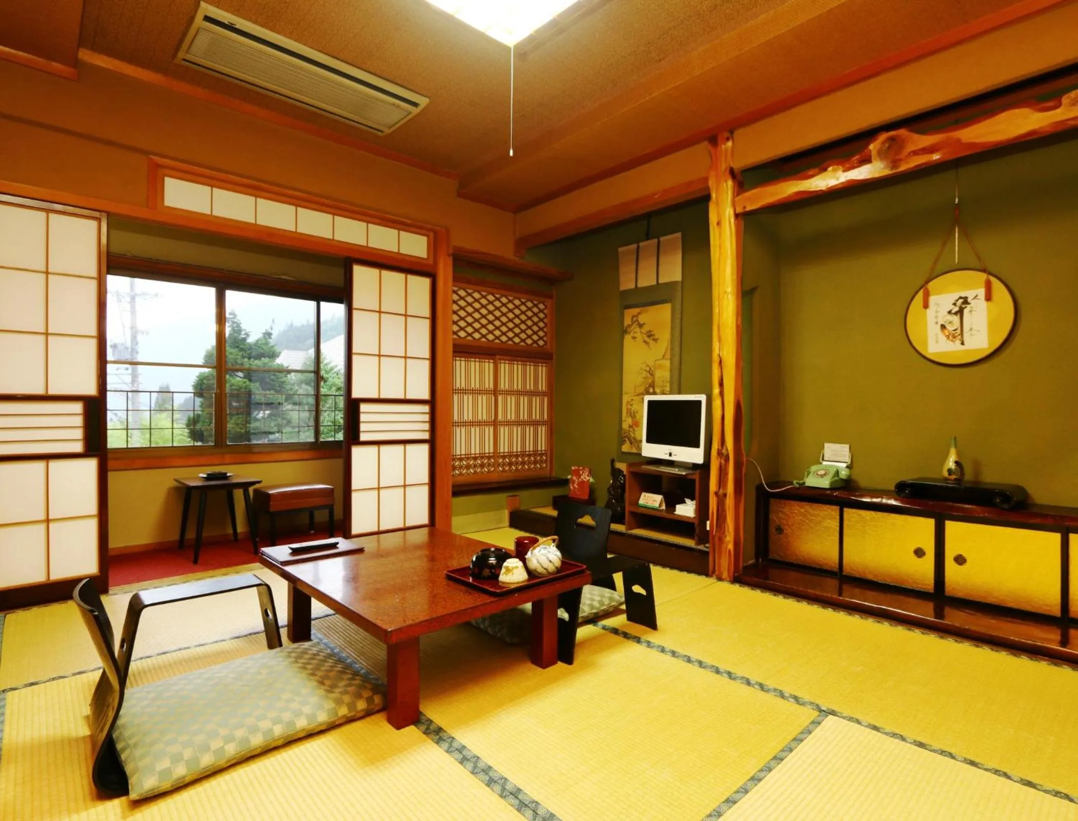 Japanese-Style Room with Shared Bathroom and Private Toilet in Miyamaso