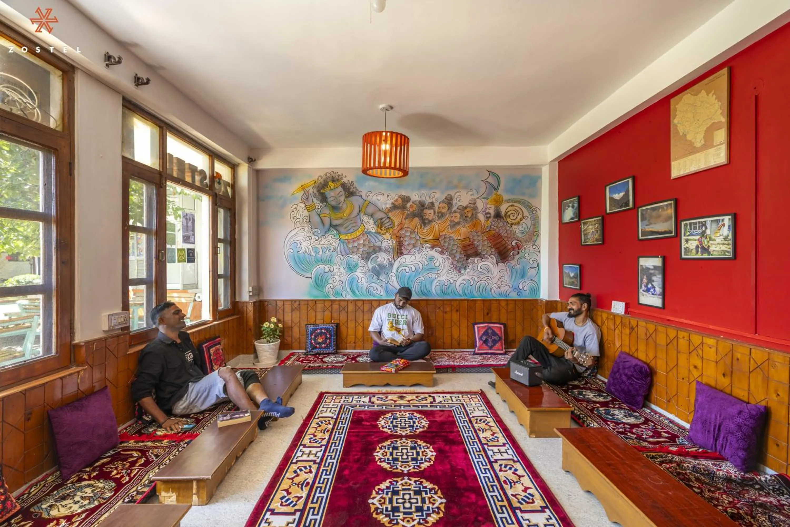 Living room in Zostel Old Manali