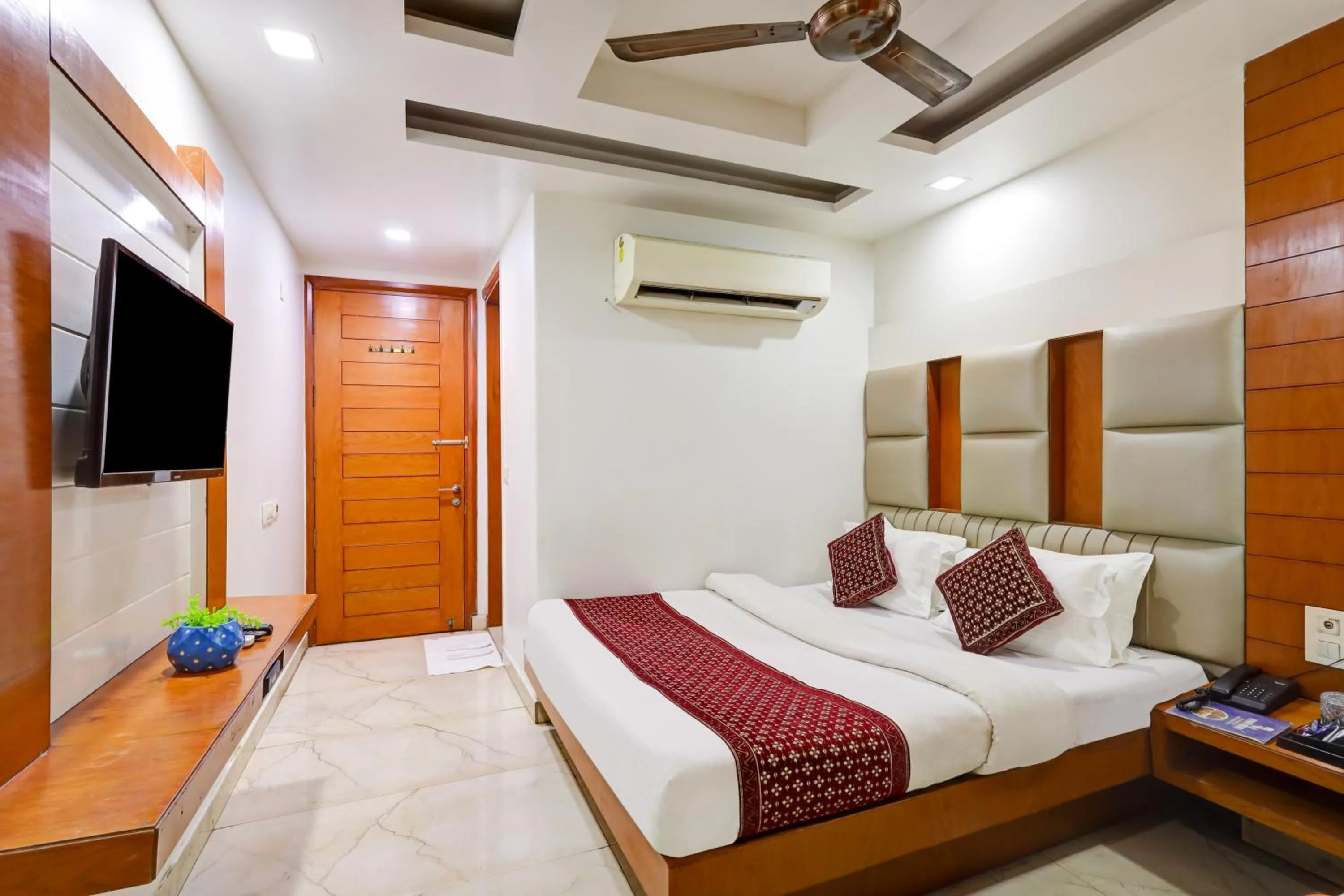Bedroom, Bed in Tashkent Palace - Walk in from NDLS Station & RK Ashram Metro Station