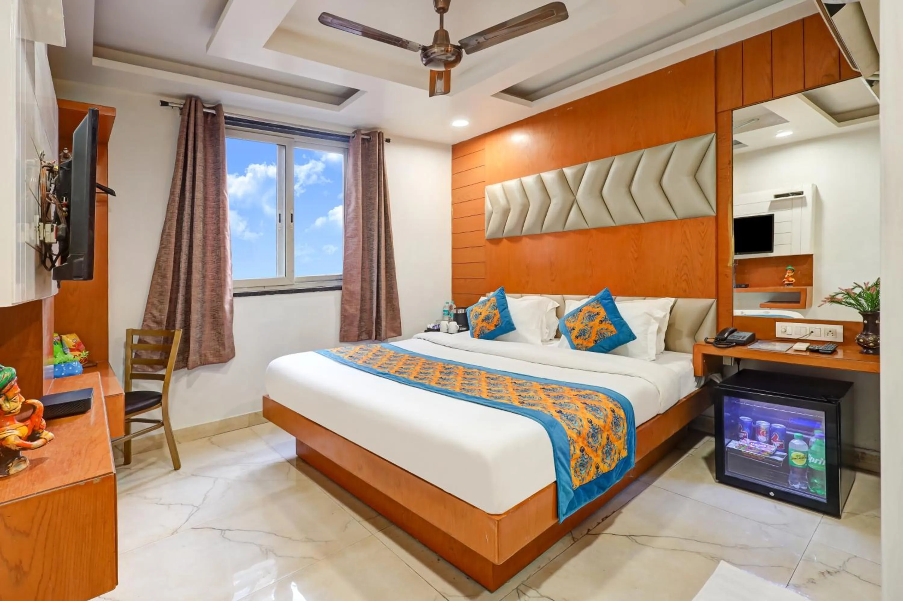 Bed in Tashkent Palace - Walk in from NDLS Station & RK Ashram Metro Station