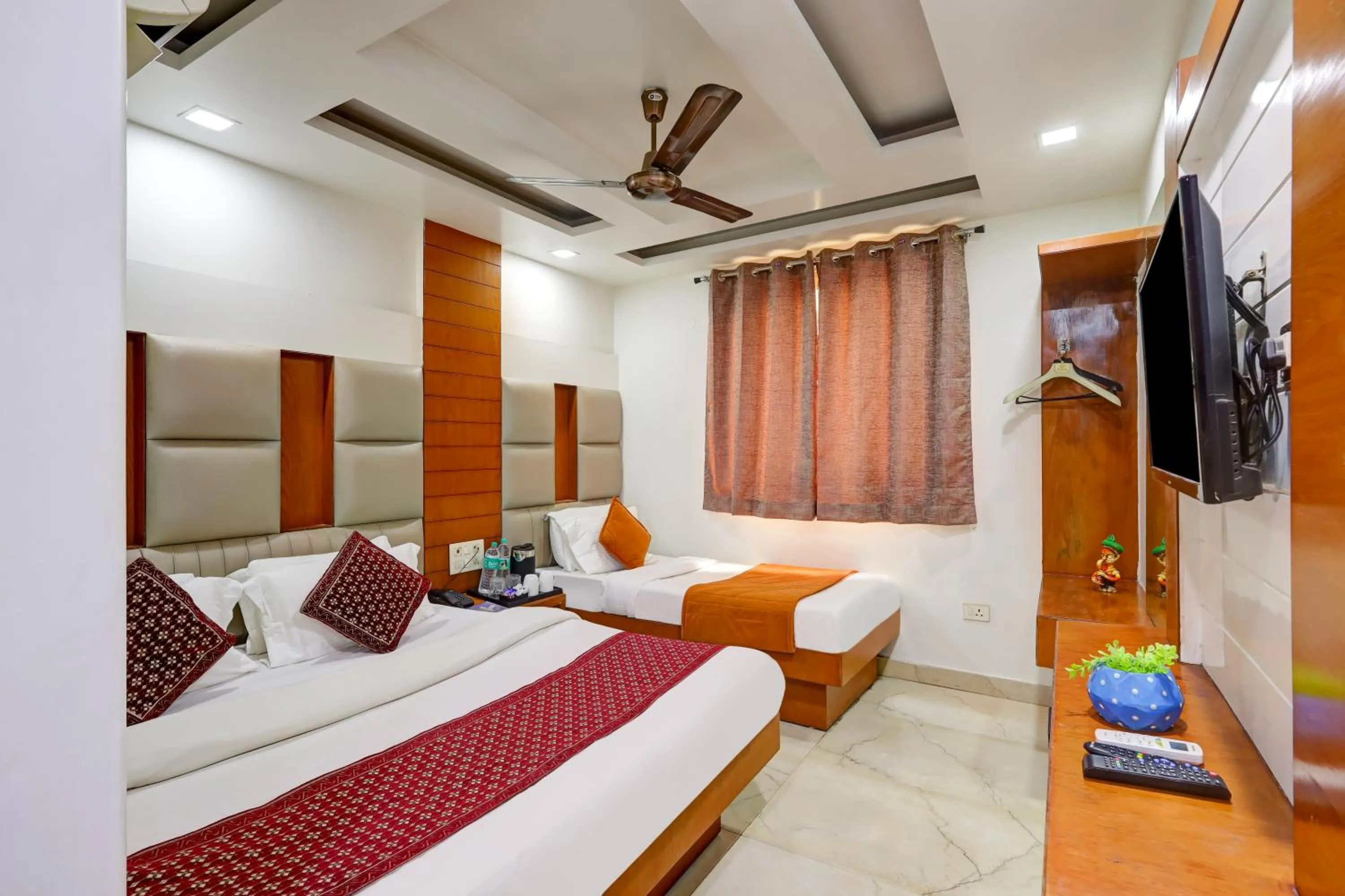 Bed in Tashkent Palace - Walk in from NDLS Station & RK Ashram Metro Station