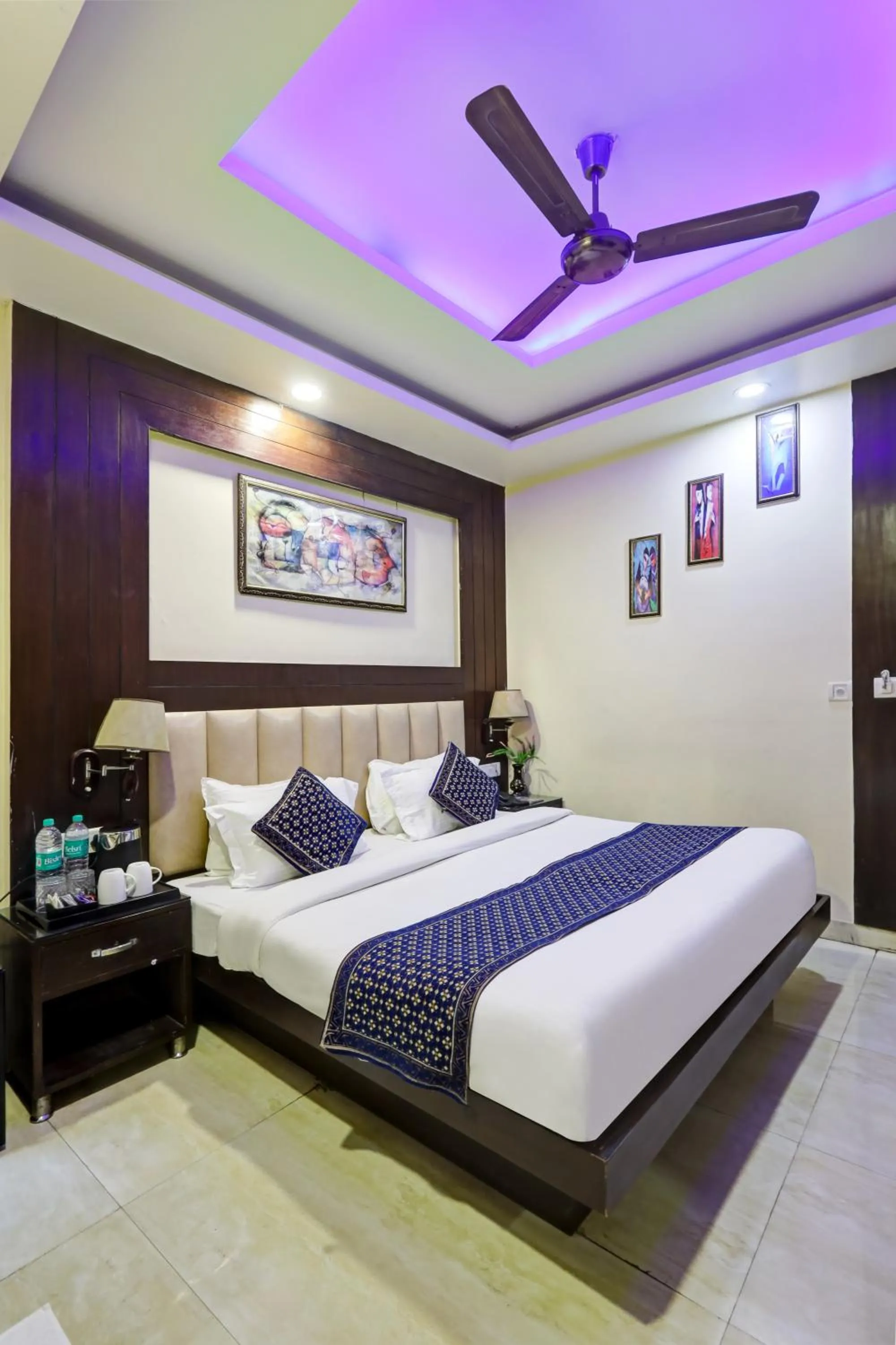 Bedroom, Bed in Tashkent Palace - Walk in from NDLS Station & RK Ashram Metro Station