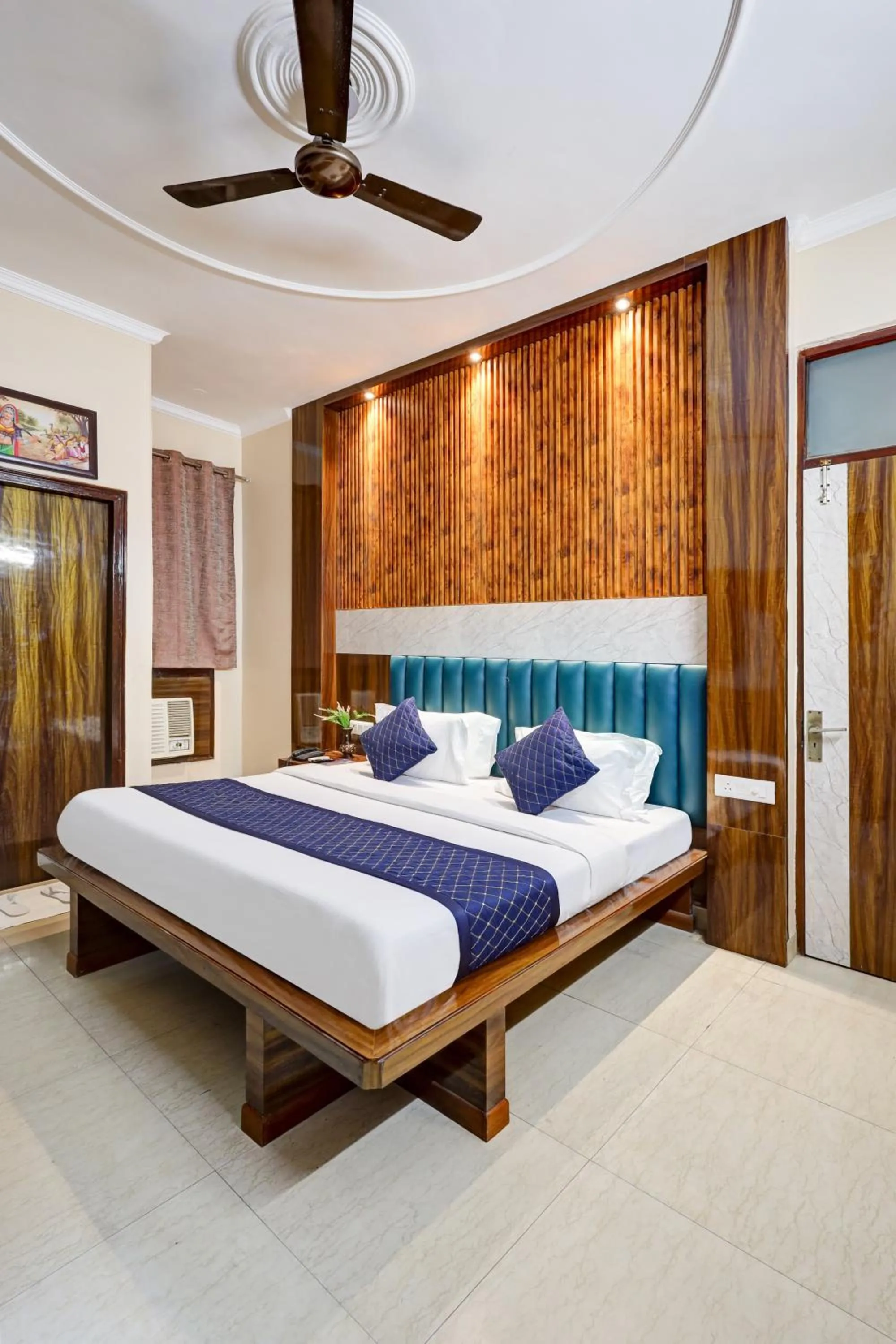 Bed in Tashkent Palace - Walk in from NDLS Station & RK Ashram Metro Station