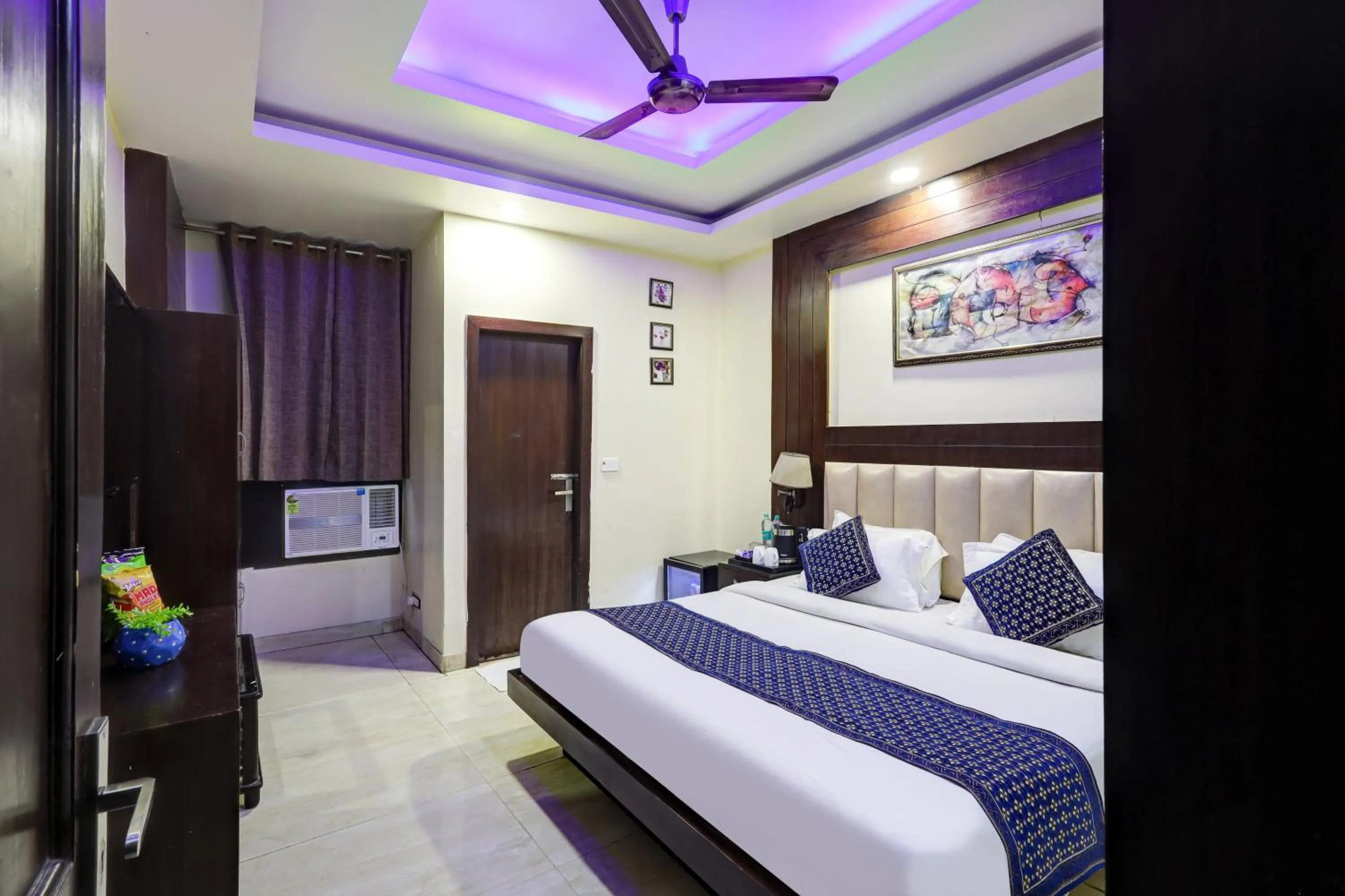 Bedroom, Bed in Tashkent Palace - Walk in from NDLS Station & RK Ashram Metro Station