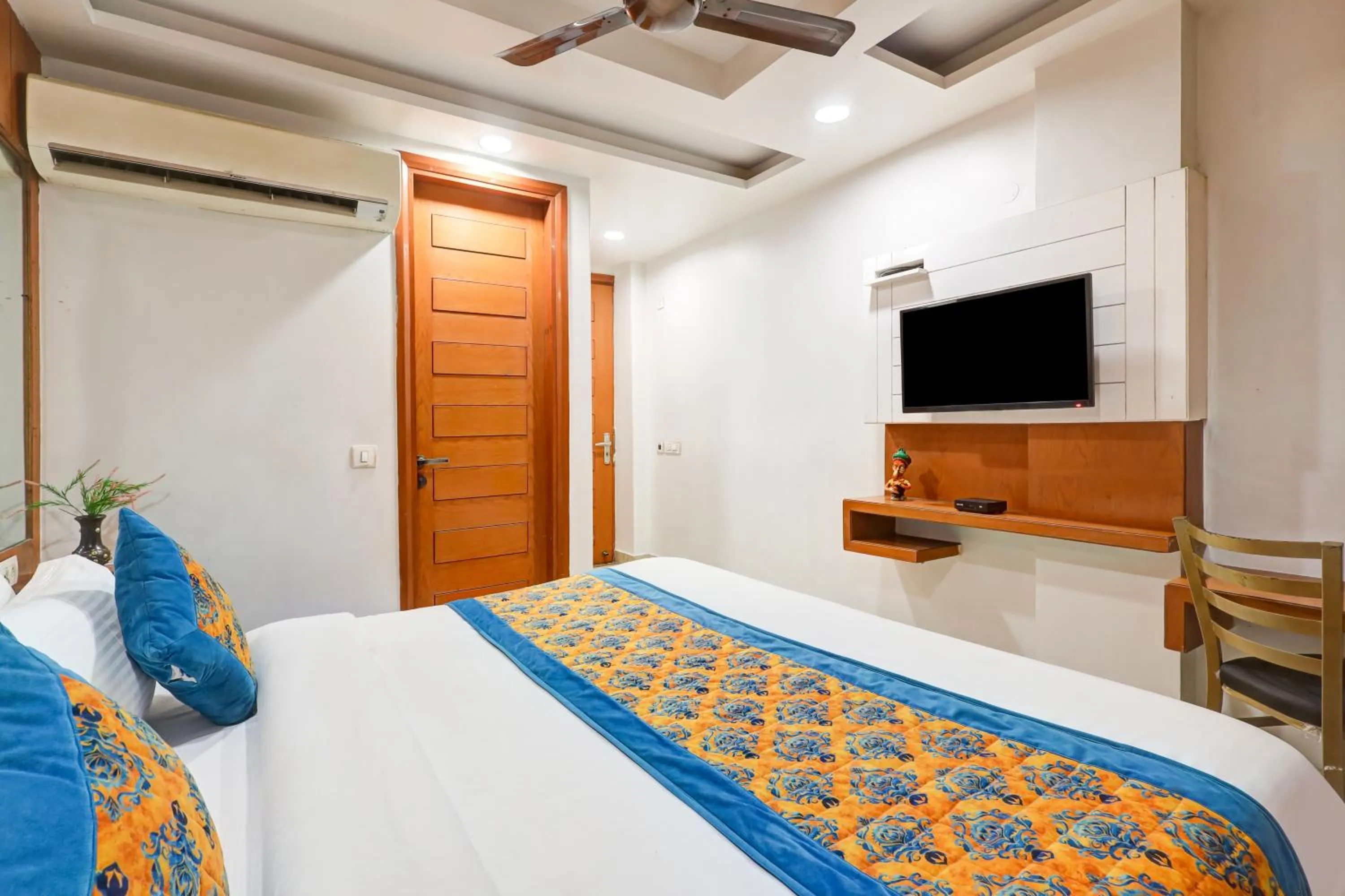 Bed in Tashkent Palace - Walk in from NDLS Station & RK Ashram Metro Station