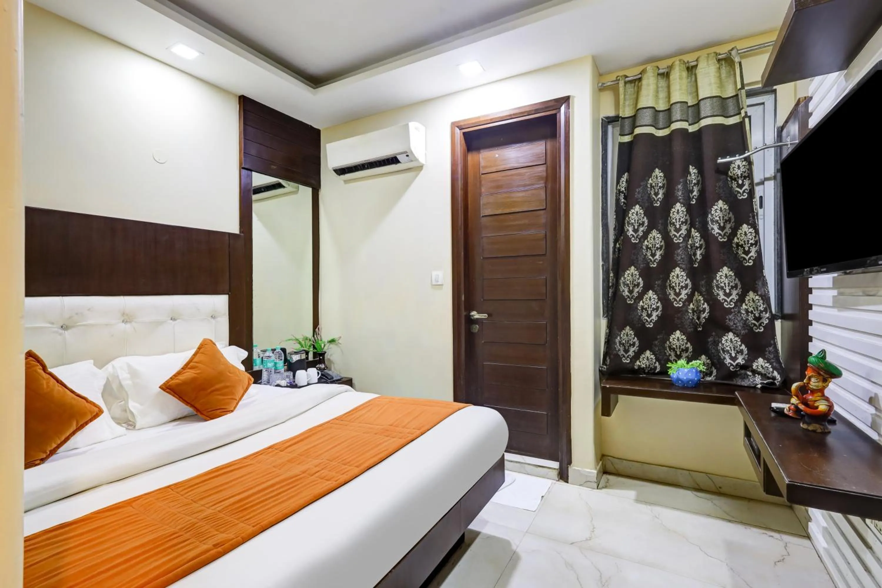 Bedroom, Bed in Tashkent Palace - Walk in from NDLS Station & RK Ashram Metro Station