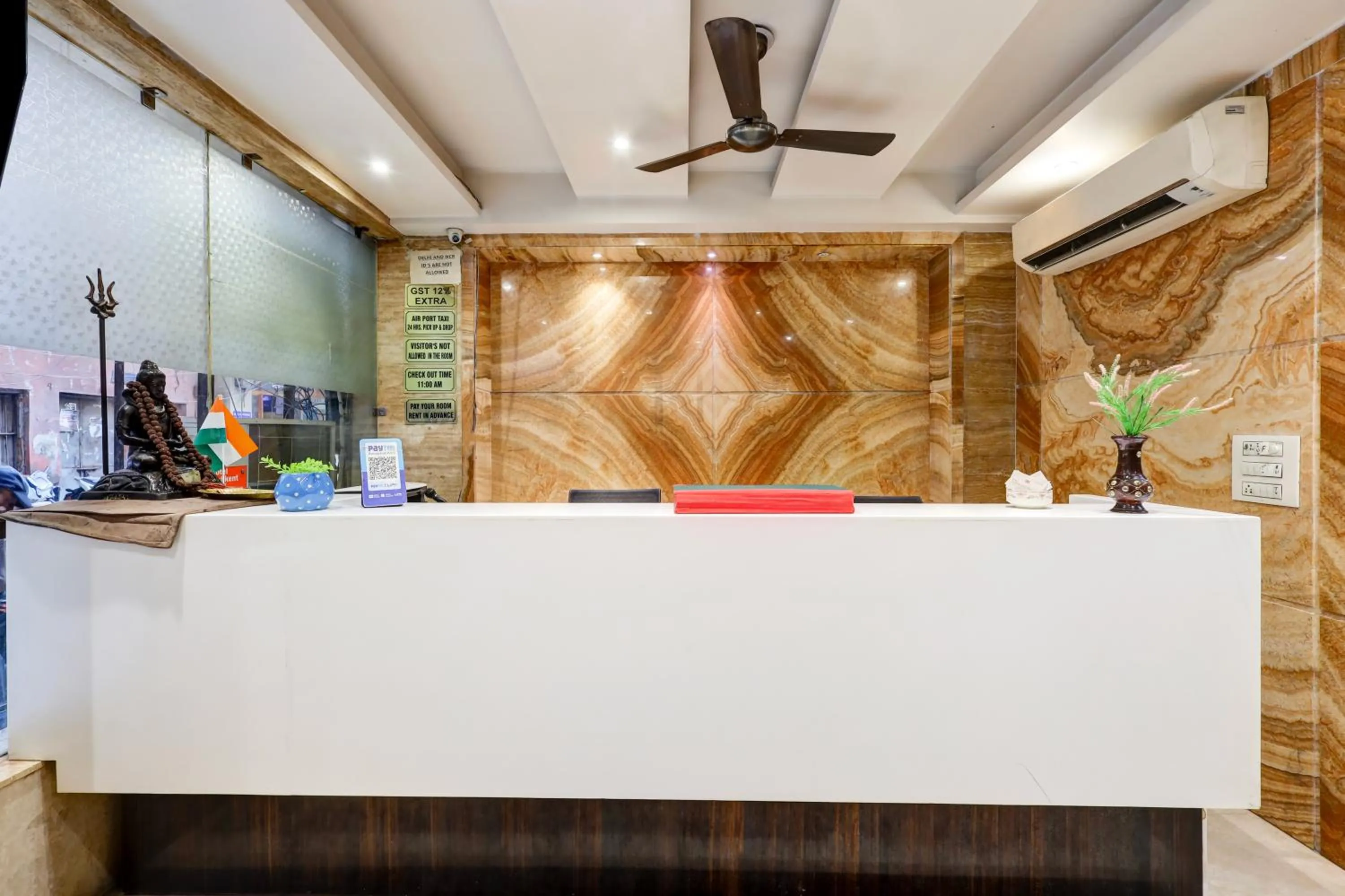 Lobby or reception in Tashkent Palace - Walk in from NDLS Station & RK Ashram Metro Station