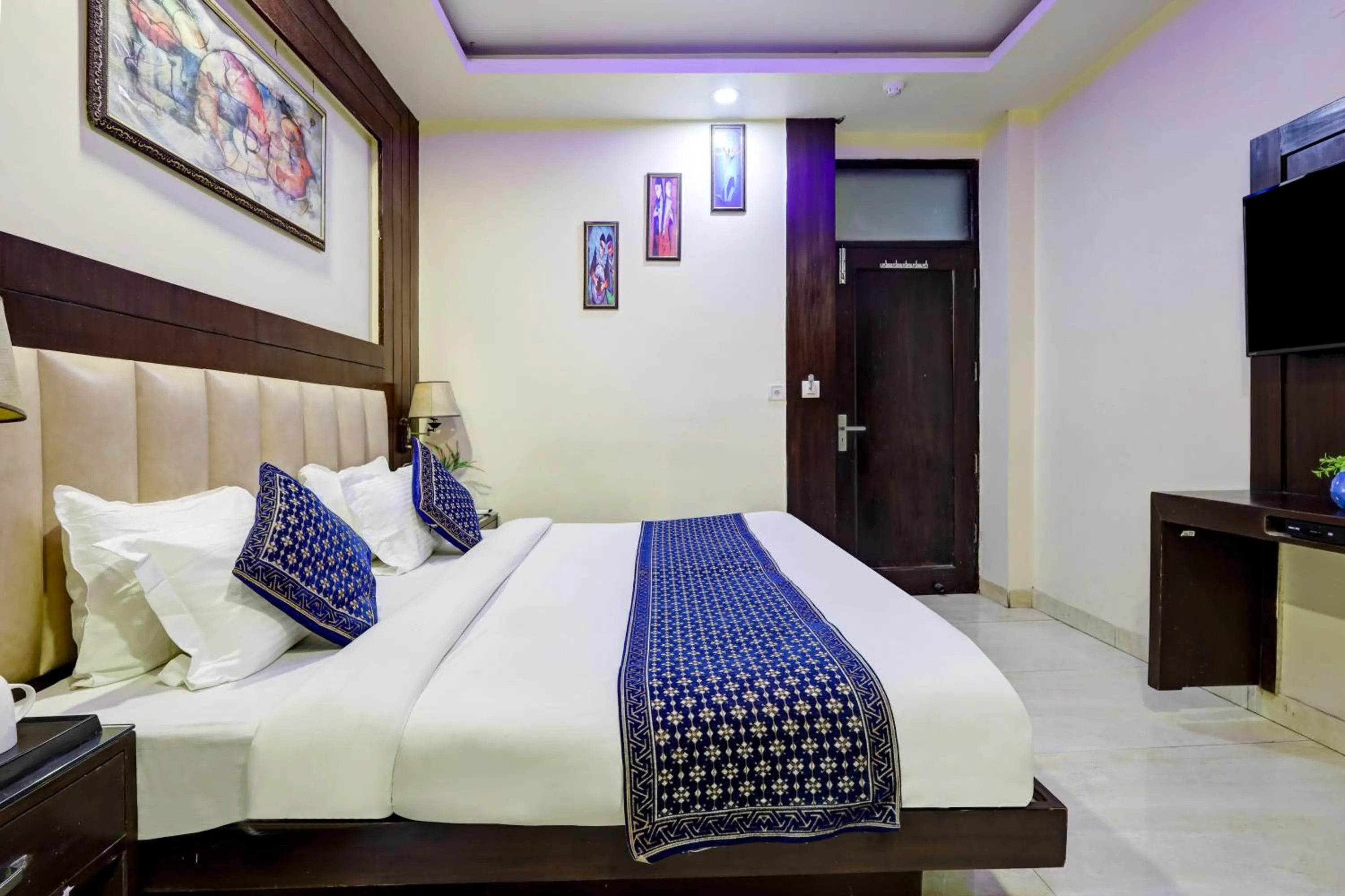 Bedroom, Bed in Tashkent Palace - Walk in from NDLS Station & RK Ashram Metro Station