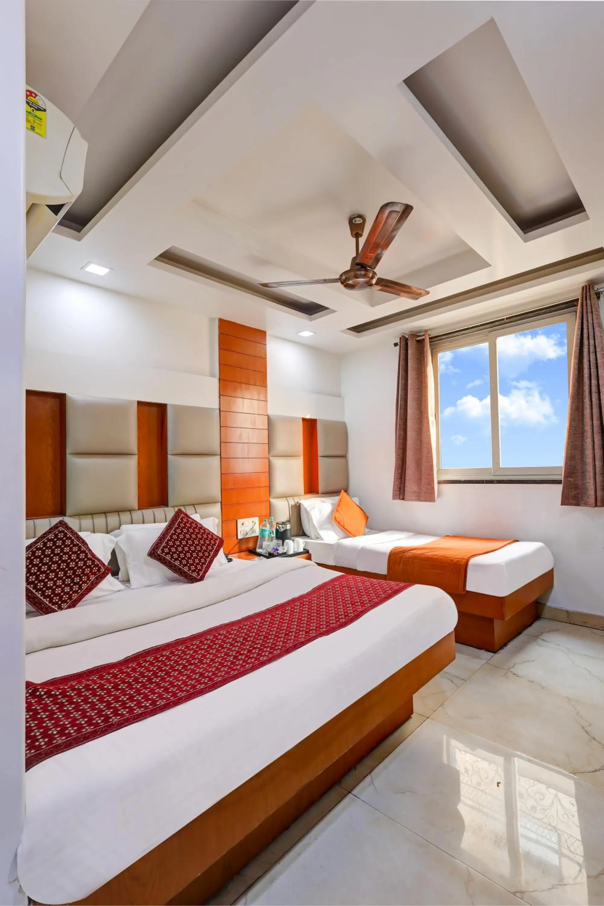 Bedroom, Bed in Tashkent Palace - Walk in from NDLS Station & RK Ashram Metro Station