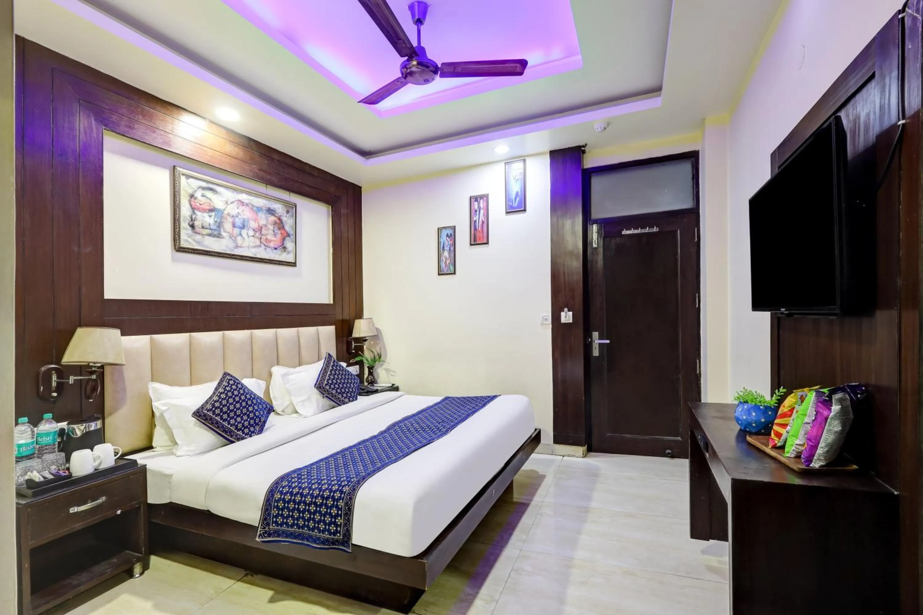 Bedroom, Bed in Tashkent Palace - Walk in from NDLS Station & RK Ashram Metro Station