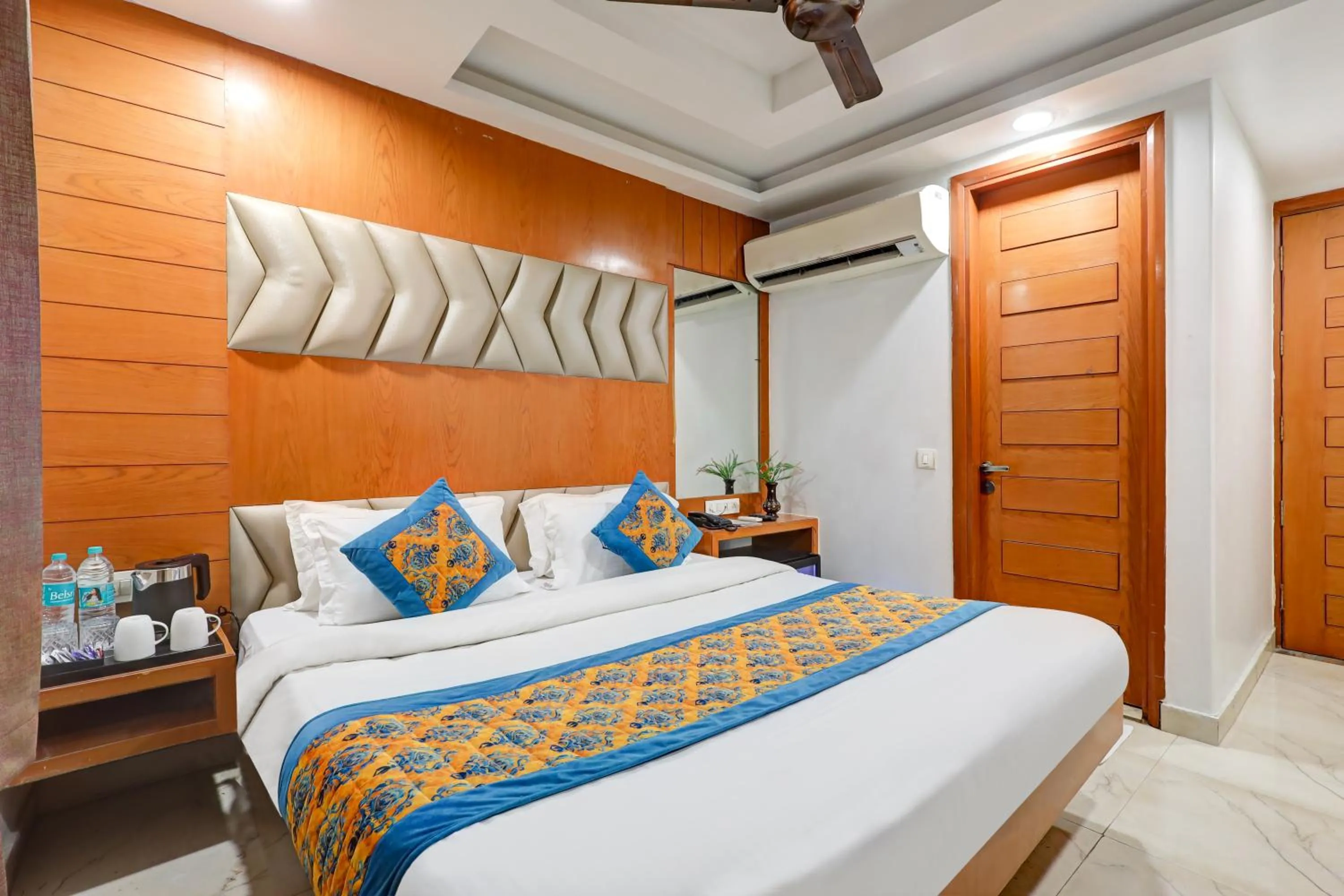 Bedroom, Bed in Tashkent Palace - Walk in from NDLS Station & RK Ashram Metro Station