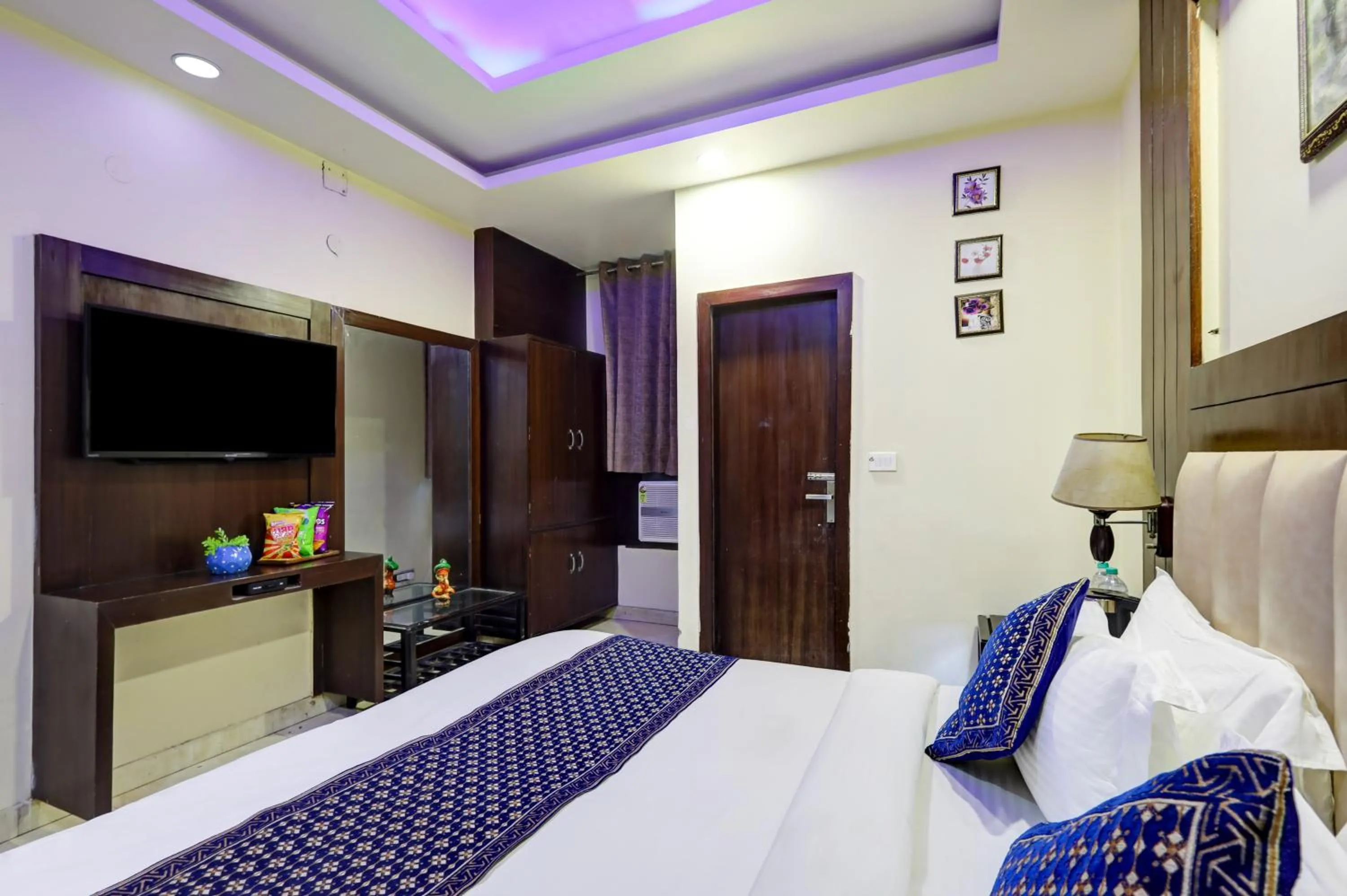 Bedroom, Bed in Tashkent Palace - Walk in from NDLS Station & RK Ashram Metro Station