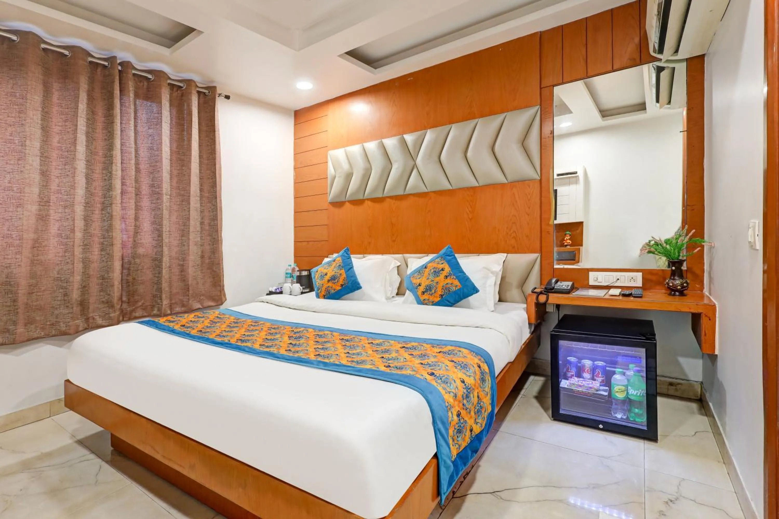 Bedroom, Bed in Tashkent Palace - Walk in from NDLS Station & RK Ashram Metro Station